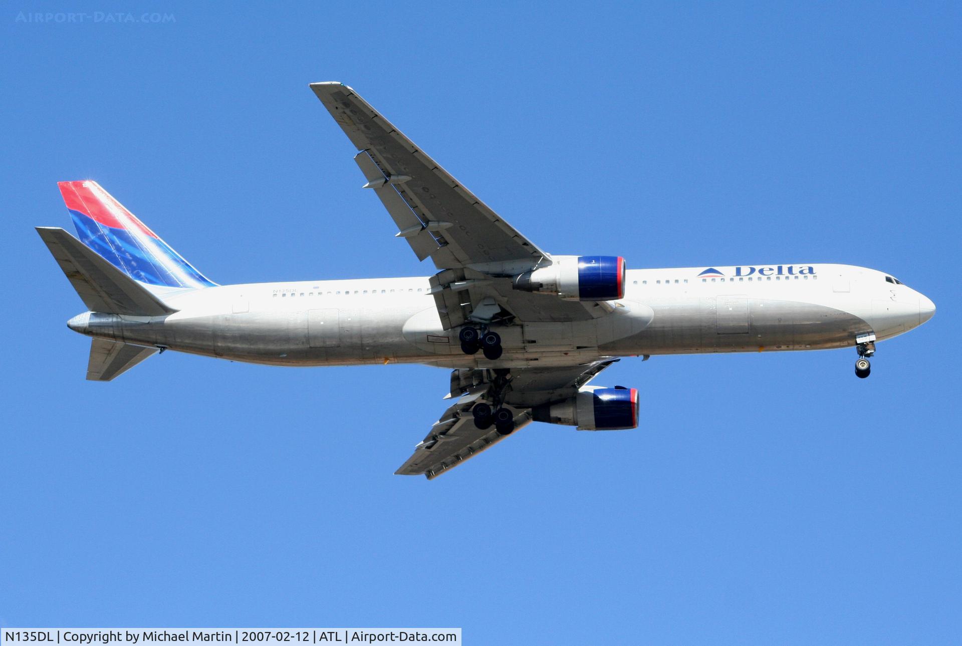 N135DL, 1991 Boeing 767-332 C/N 25145, On final for Runway 9R