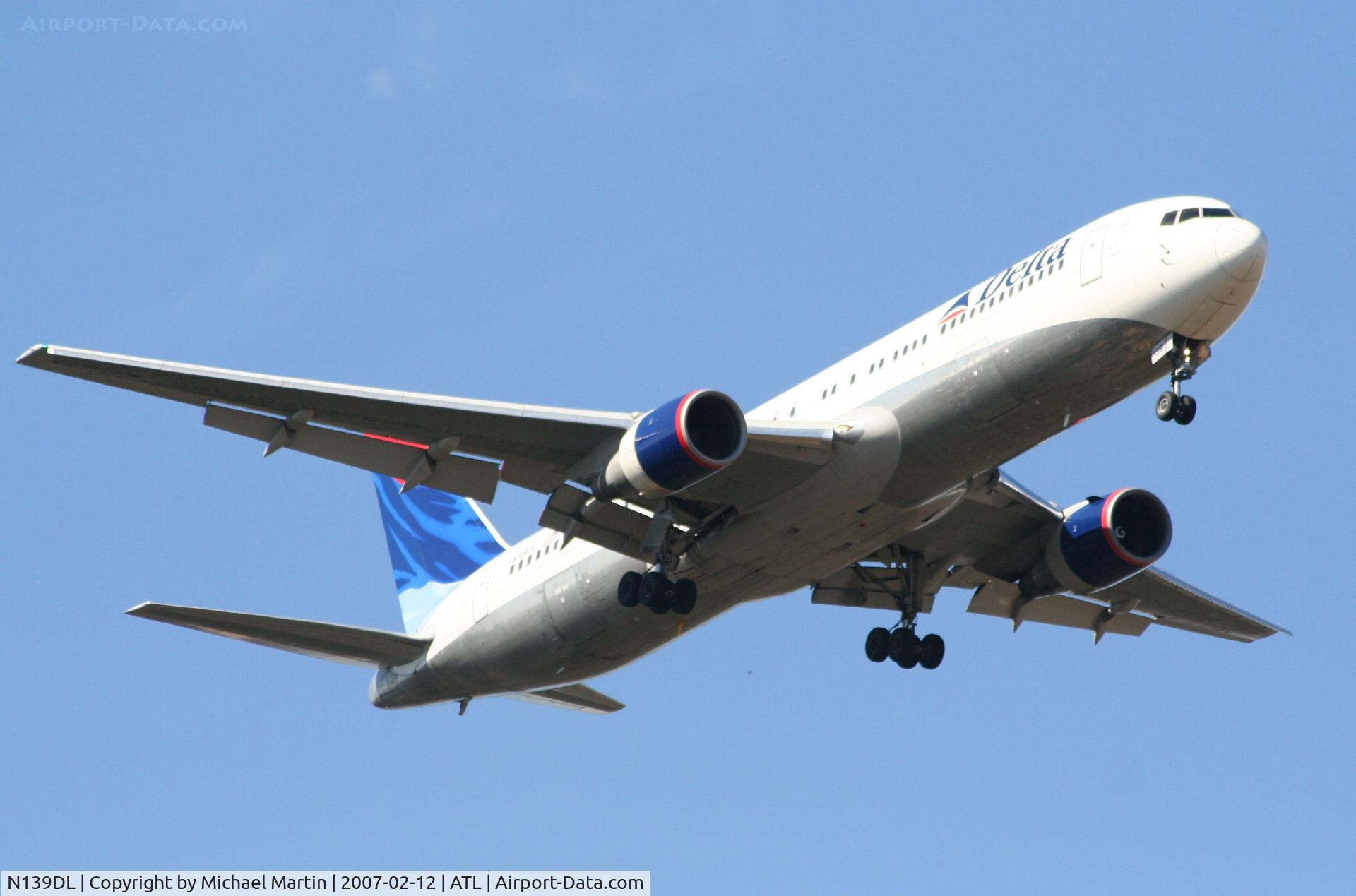 N139DL, 1992 Boeing 767-332 C/N 25984, On final for Runway 9R
