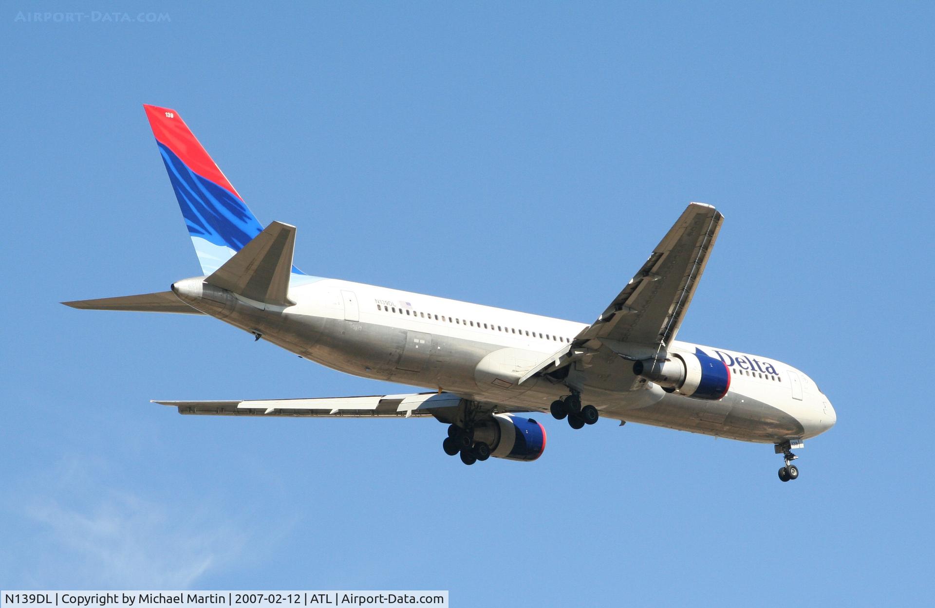 N139DL, 1992 Boeing 767-332 C/N 25984, Over the numbers of 9R