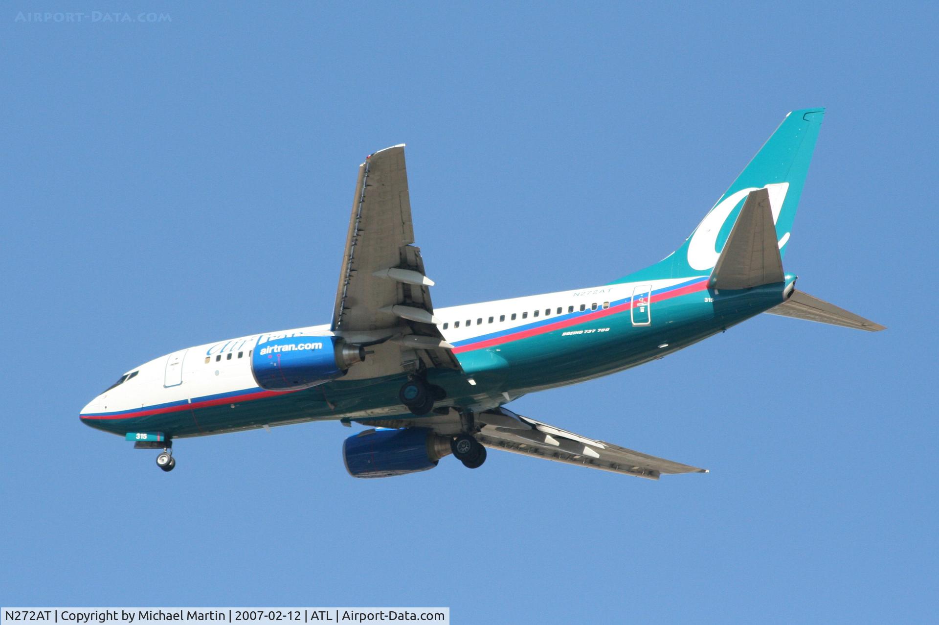 N272AT, 2005 Boeing 737-7BD C/N 33921, Over the numbers of 26L
