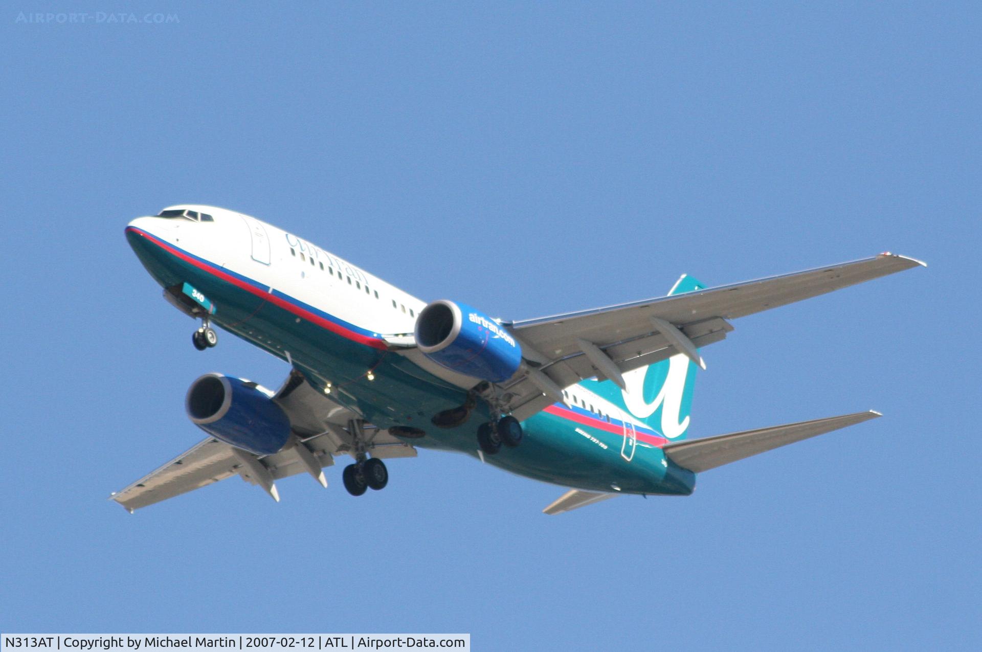 N313AT, 2007 Boeing 737-7BD C/N 33927, On final for Runway 26L