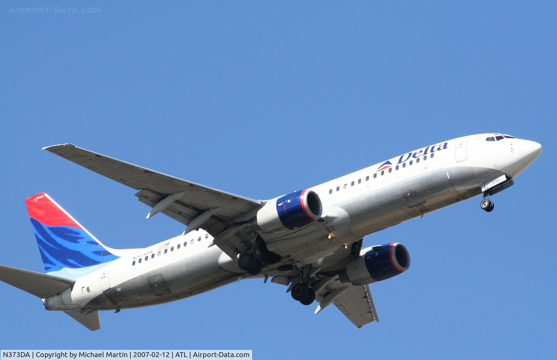 N373DA, 1998 Boeing 737-832 C/N 29621, On final for Runway 9R