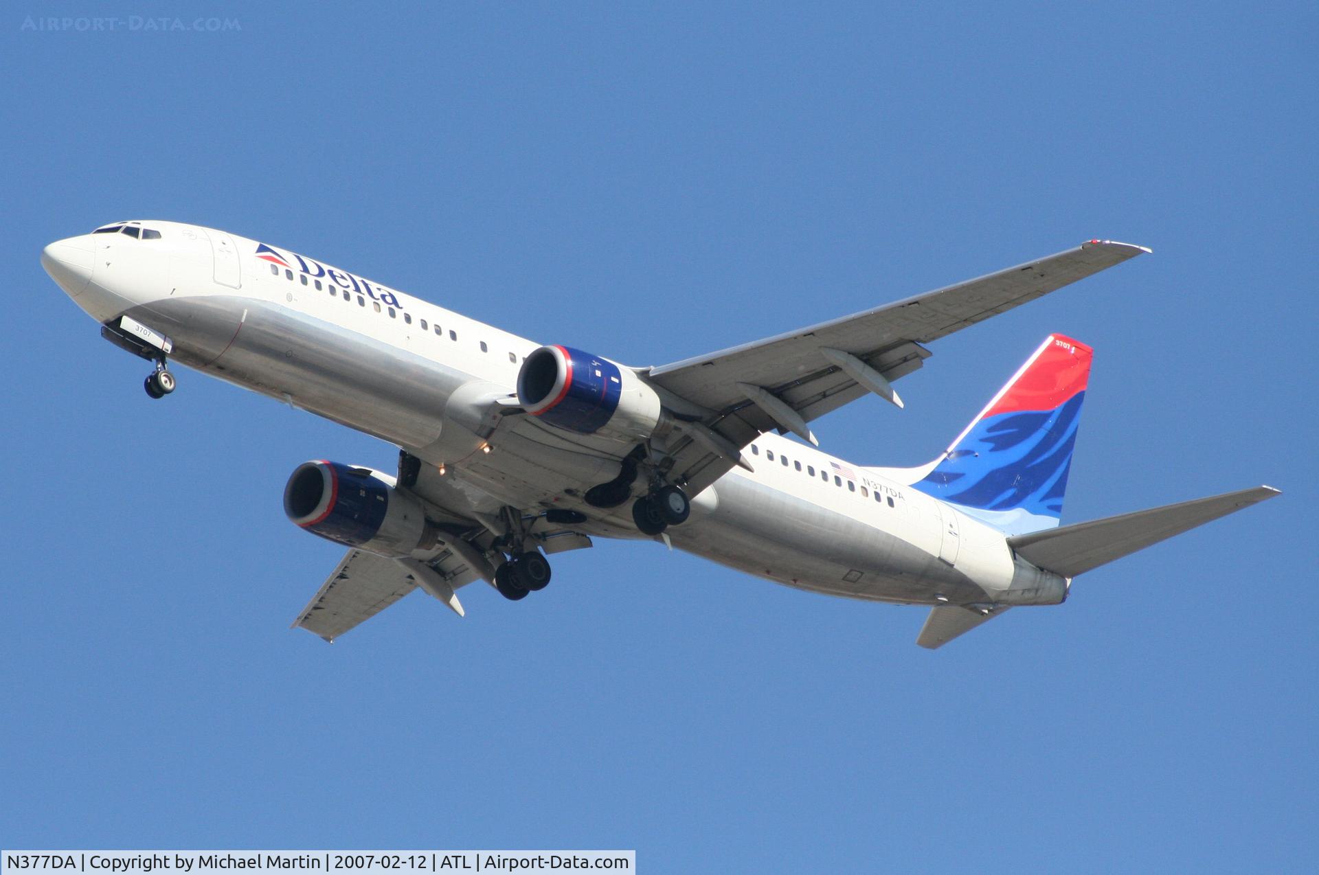 N377DA, 1999 Boeing 737-832 C/N 29625, On final for Runway 26L