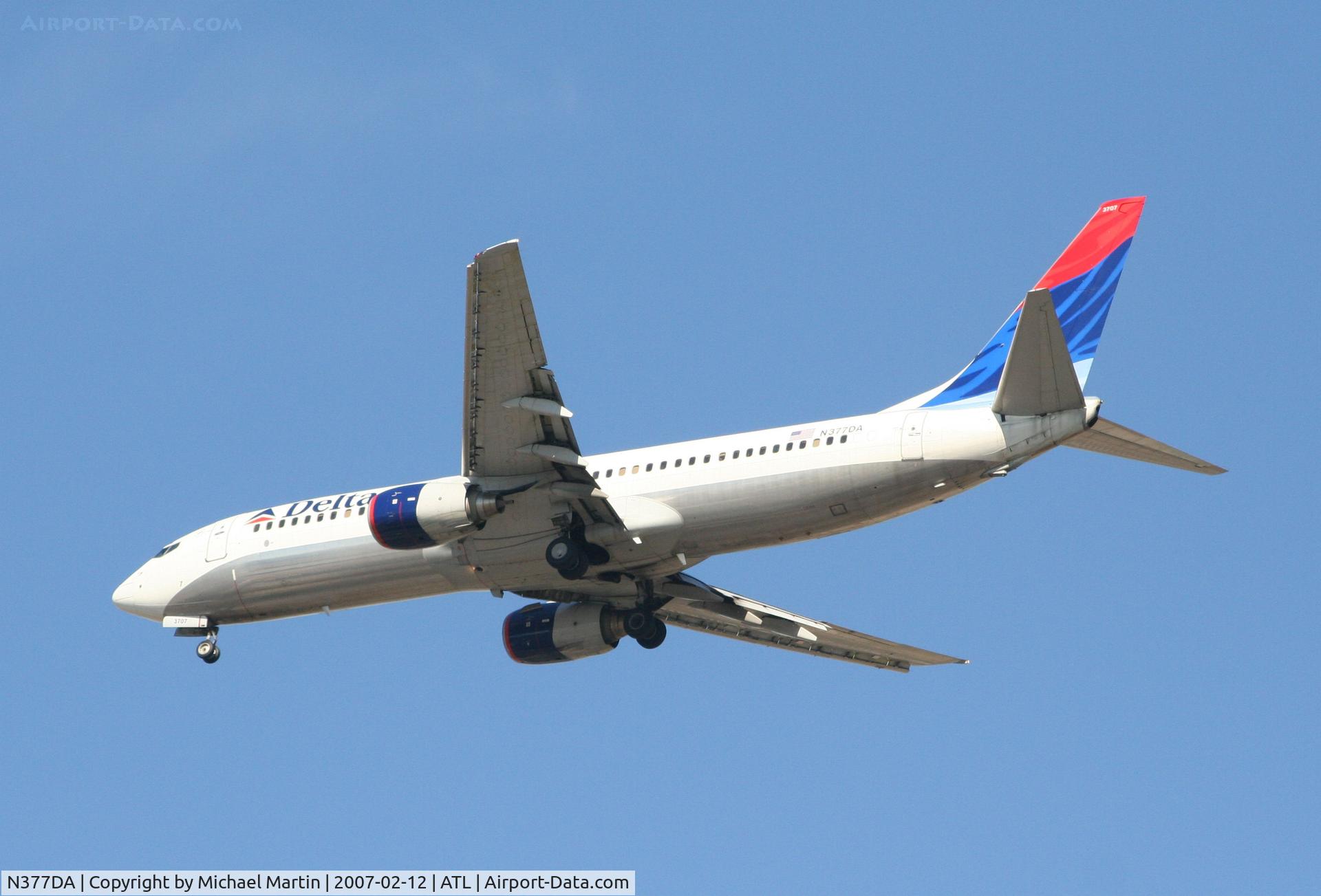 N377DA, 1999 Boeing 737-832 C/N 29625, Over the numbers of 26L