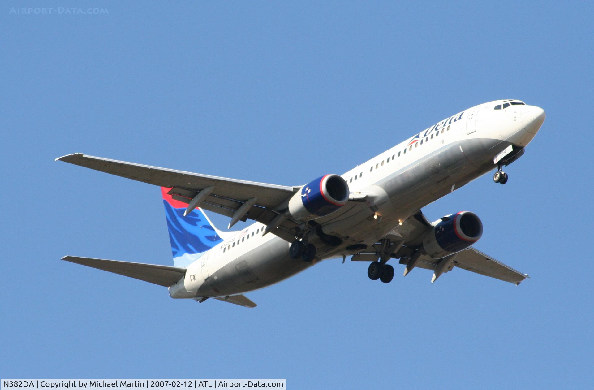 N382DA, 1999 Boeing 737-832 C/N 30345, On final for Runway 9R