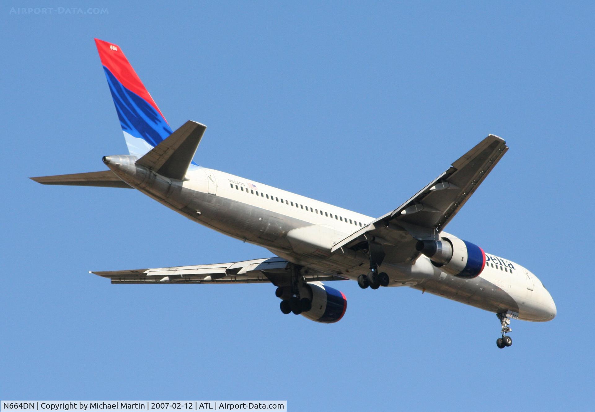 N664DN, 1991 Boeing 757-232 C/N 25012, Over the numbers of 9R