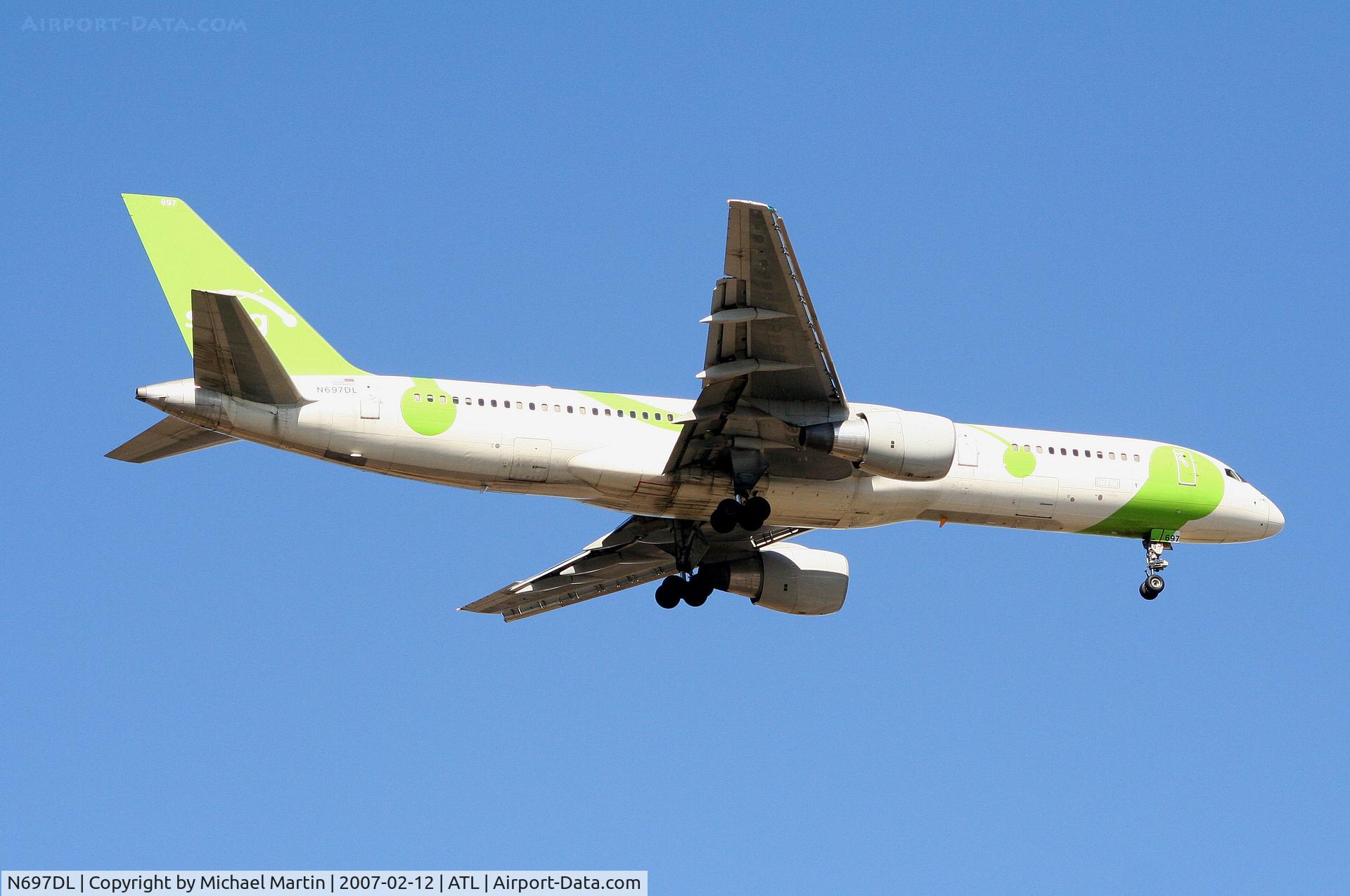 N697DL, 1999 Boeing 757-232 C/N 30318, Over the numbers of 9R