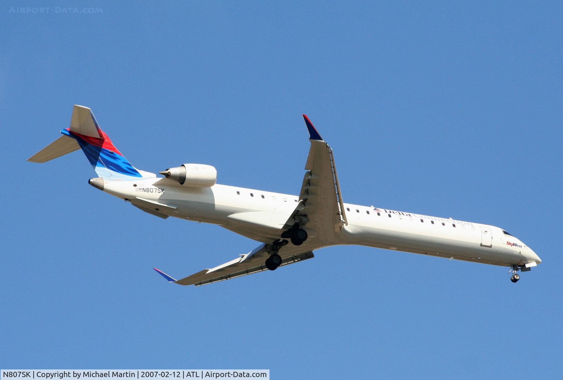 N807SK, 2006 Bombardier CRJ-900ER (CL-600-2D24) C/N 15082, Over the numbers of 9R