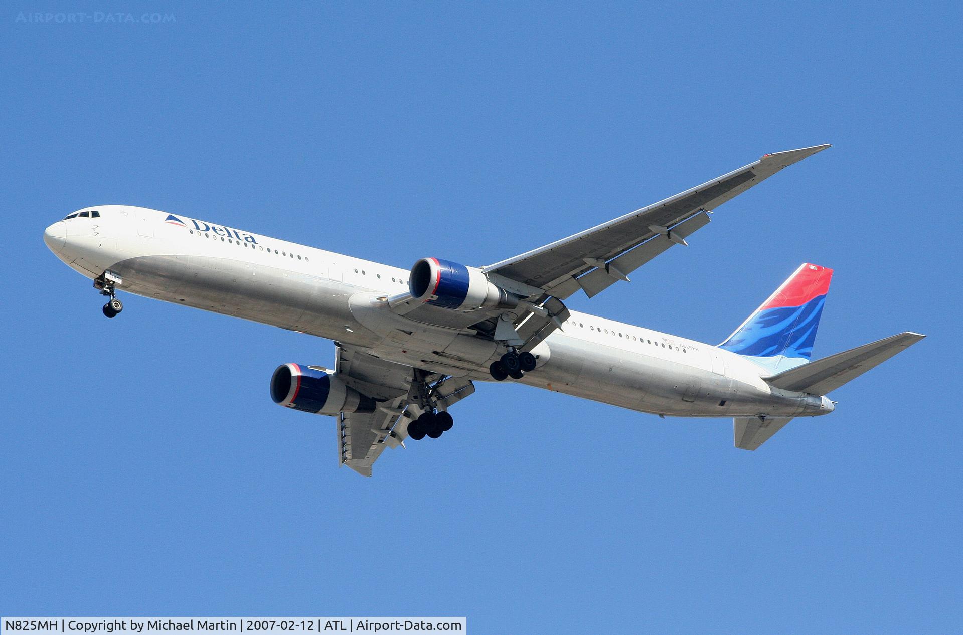 N825MH, 1999 Boeing 767-432/ER C/N 29703, On final for Runway 26L