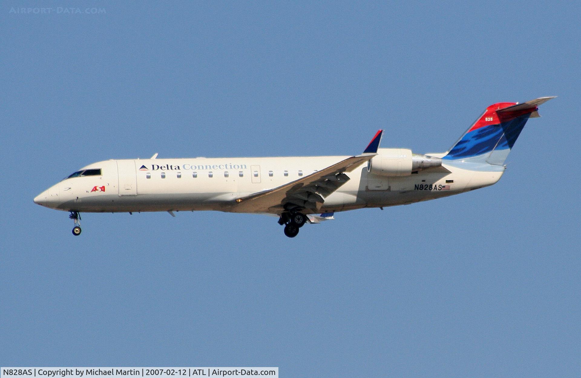 N828AS, 1997 Canadair CRJ-200ER (CL-600-2B19) C/N 7213, On final for Runway 26L