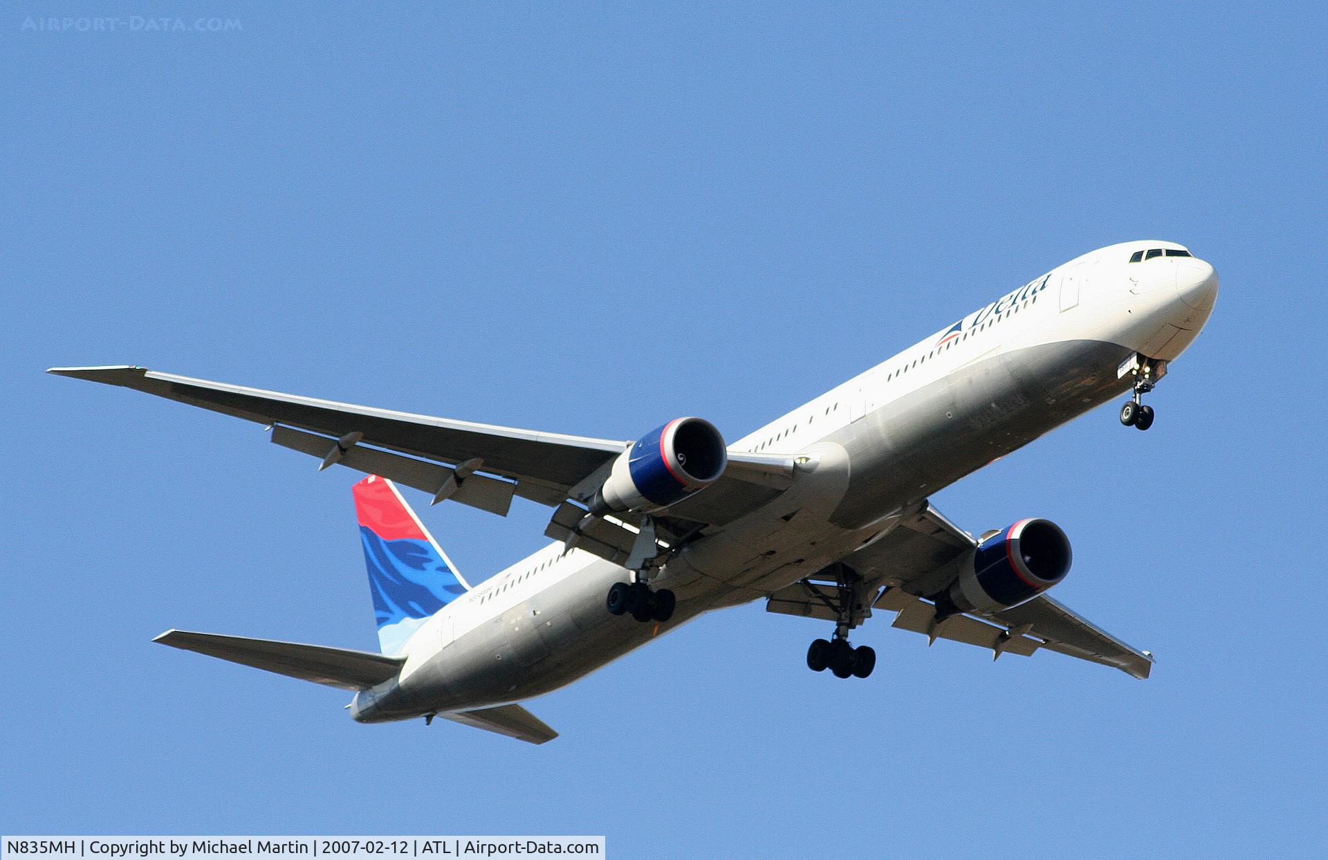 N835MH, 2000 Boeing 767-432/ER C/N 29708, On final for Runway 9R