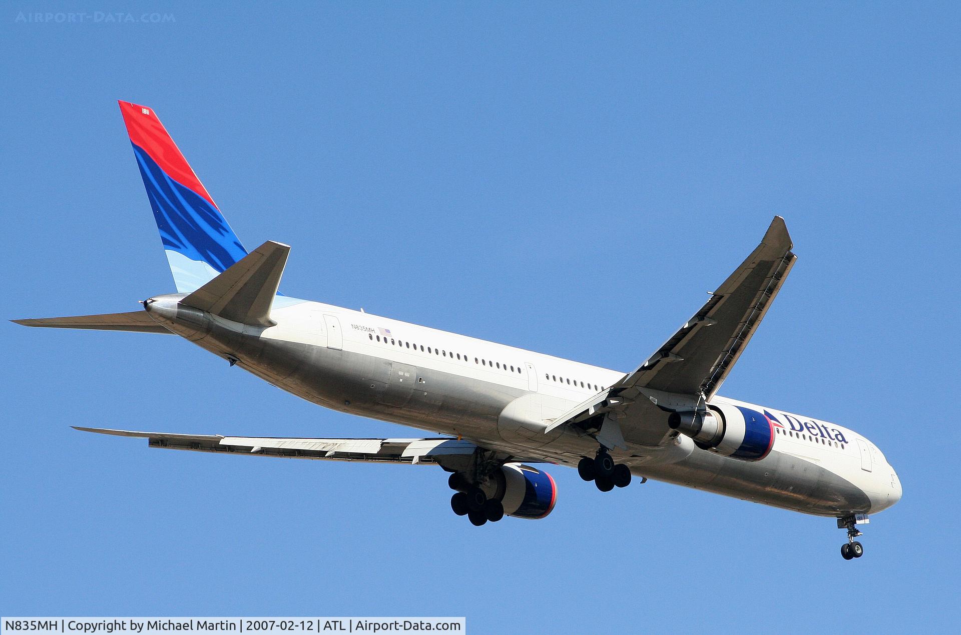 N835MH, 2000 Boeing 767-432/ER C/N 29708, Over the numbers of 9R