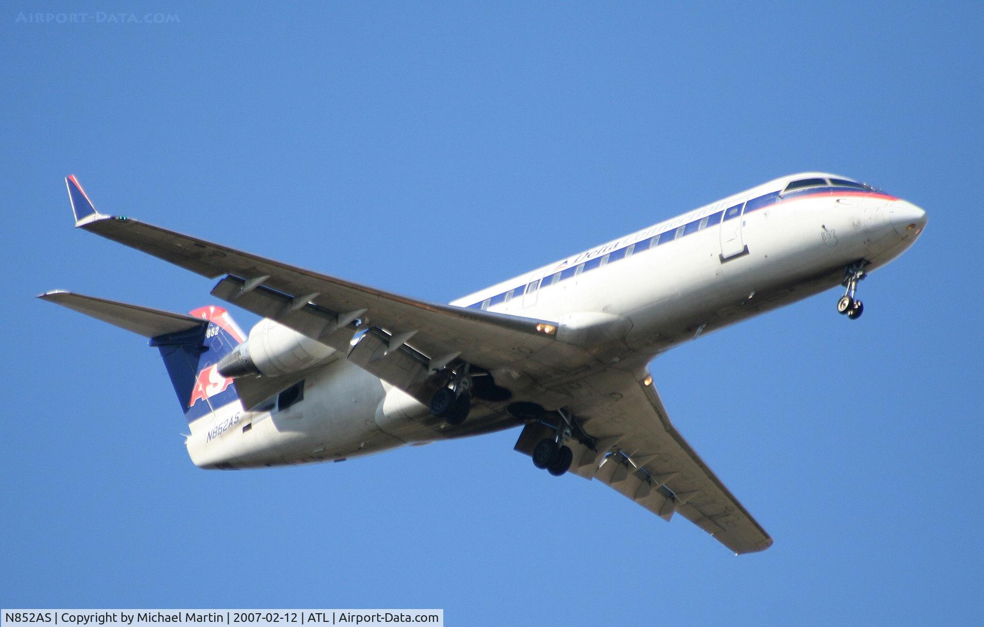 N852AS, 2000 Bombardier CRJ-200ER (CL-600-2B19) C/N 7369, On final for Runway 9R