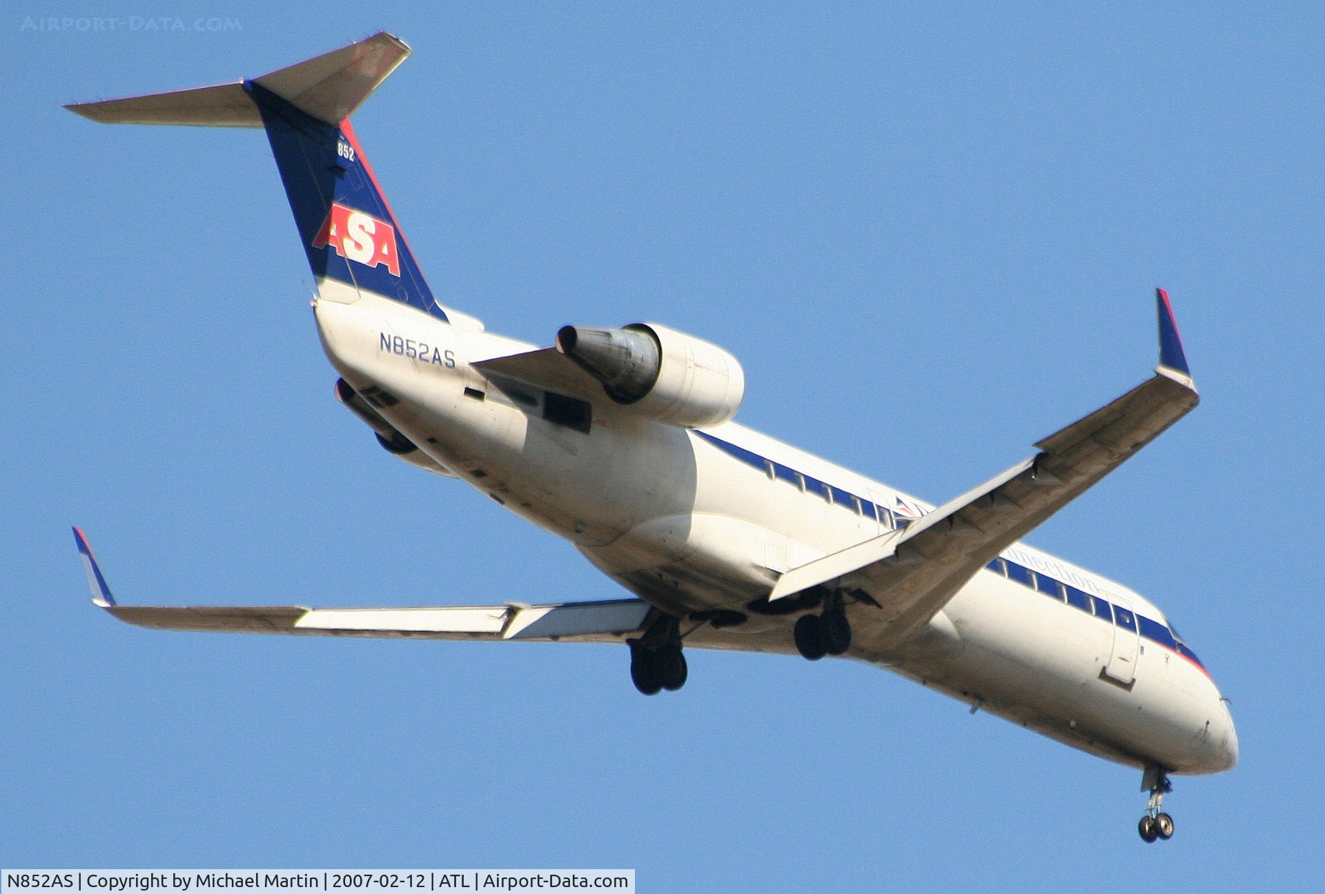 N852AS, 2000 Bombardier CRJ-200ER (CL-600-2B19) C/N 7369, Over the numbers of 26L