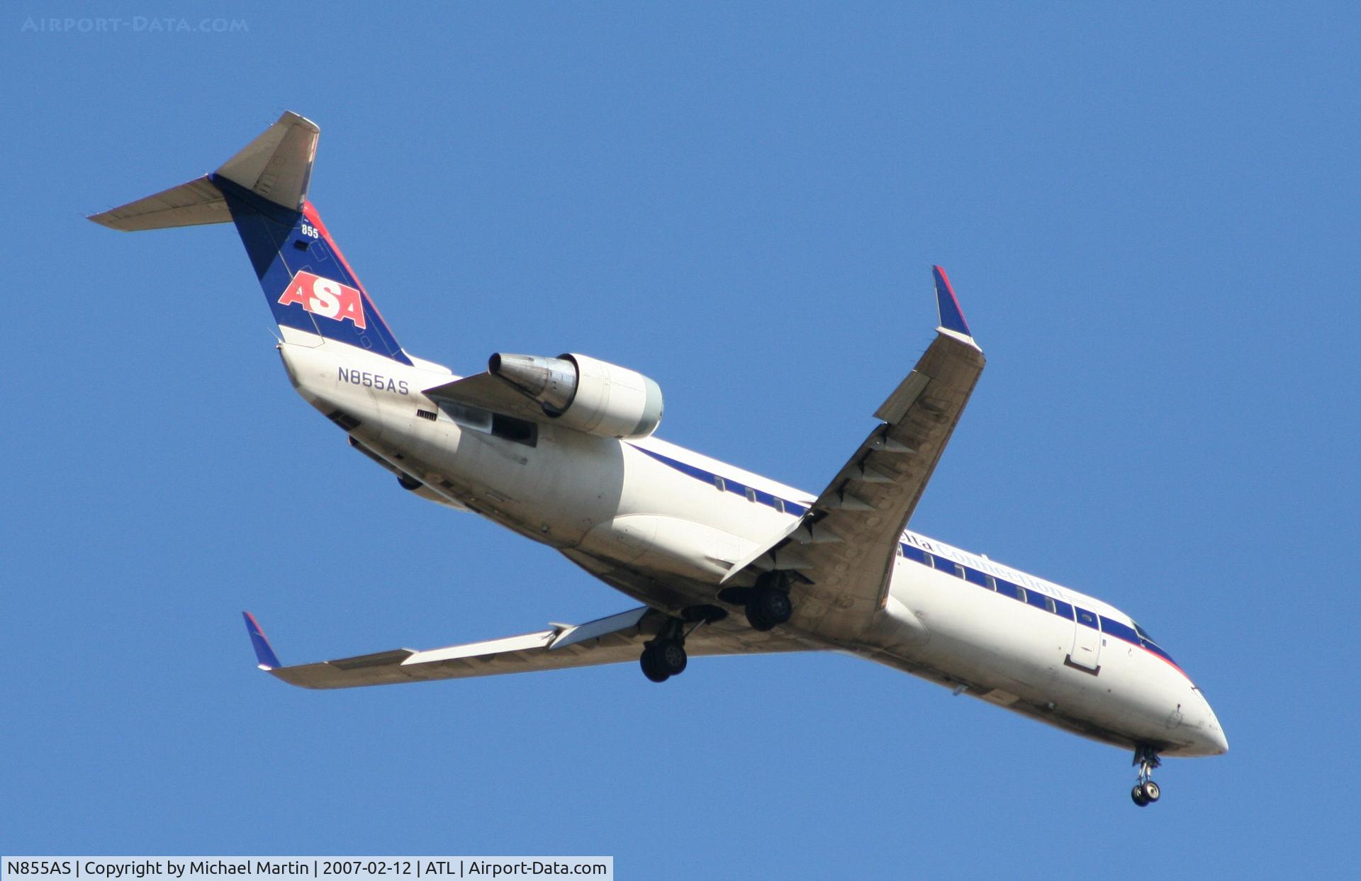 N855AS, 2000 Bombardier CRJ-200ER (CL-600-2B19) C/N 7395, Over the numbers of 26L