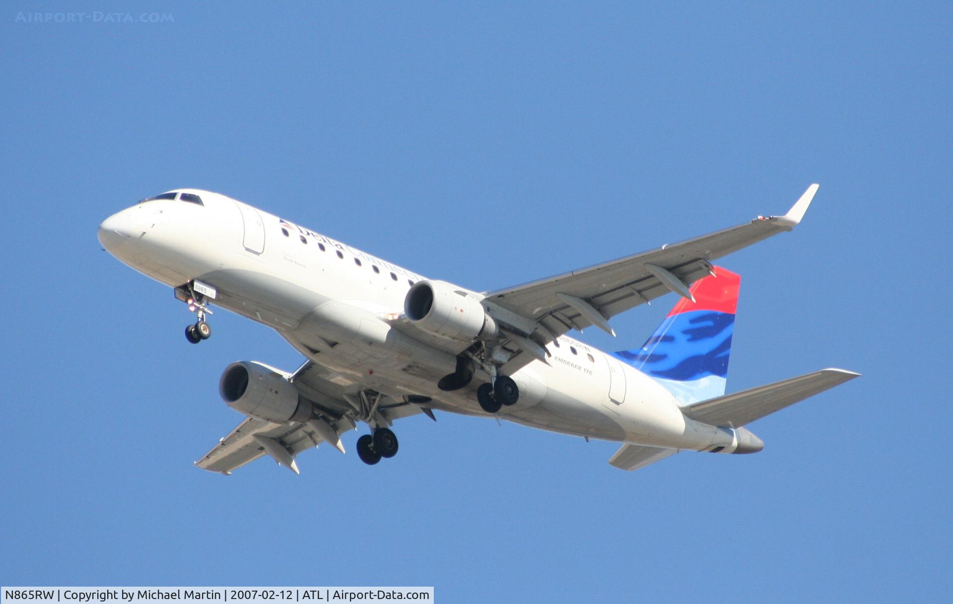 N865RW, 2006 Embraer 170SE (ERJ-170-100SE) C/N 17000122, On final for Runway 26L