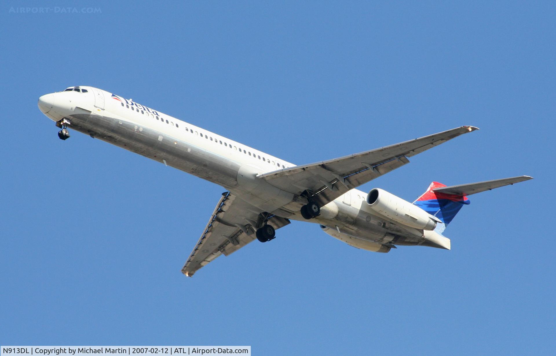N913DL, 1988 McDonnell Douglas MD-88 C/N 49544, On final for Runway 26L
