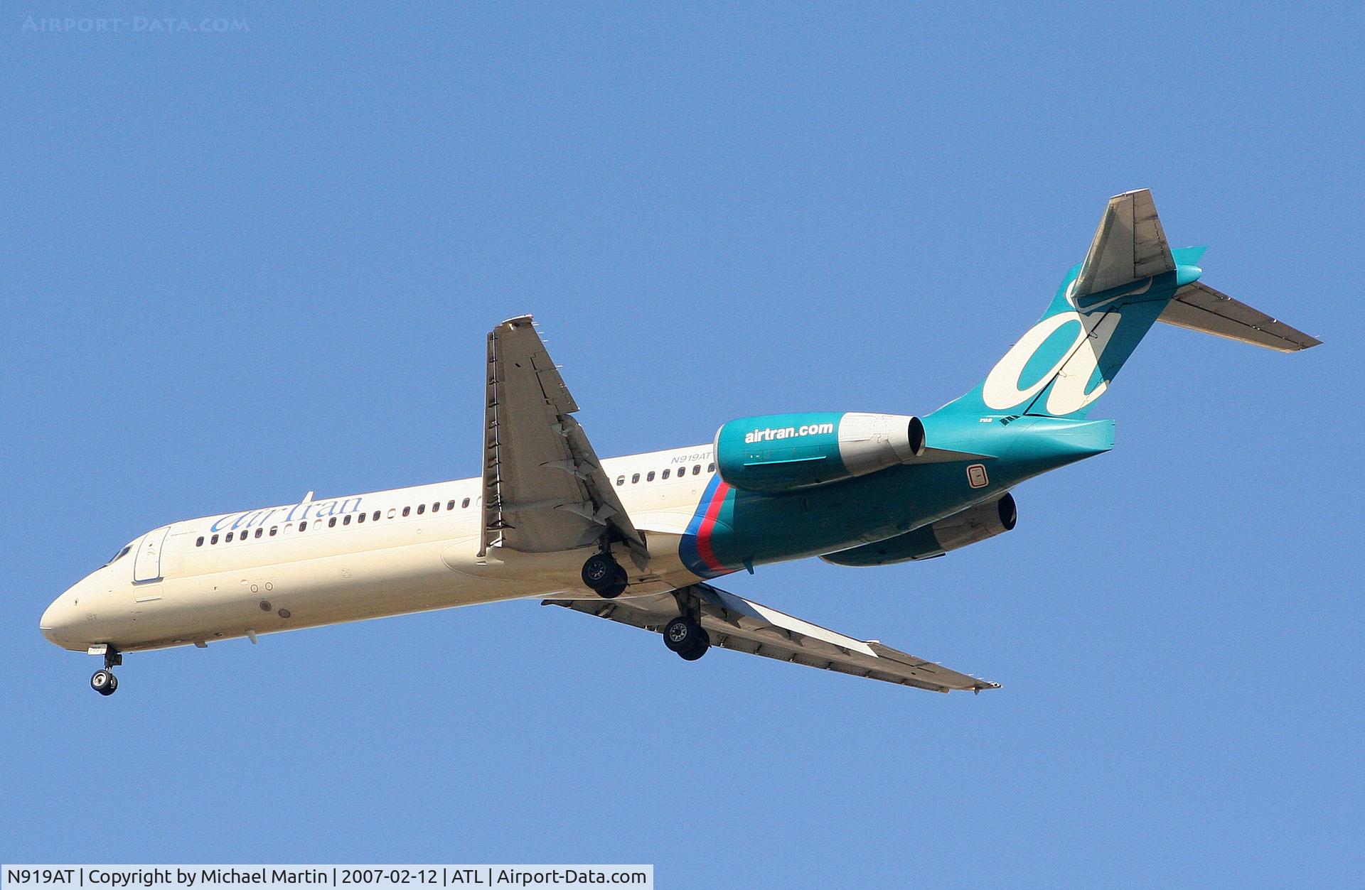 N919AT, 2001 Boeing 717-200 C/N 55084, Over the numbers of 26L