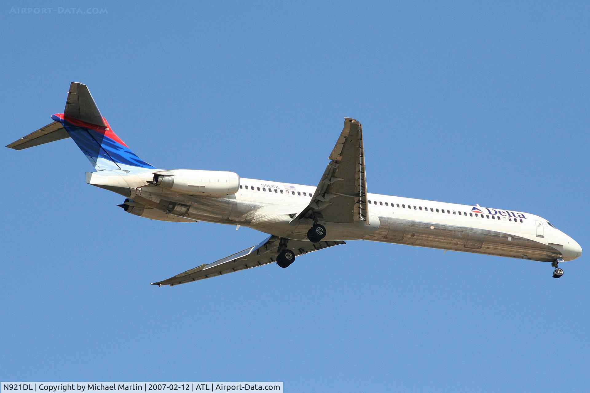 N921DL, 1988 McDonnell Douglas MD-88 C/N 49645, Over the numbers of 9R