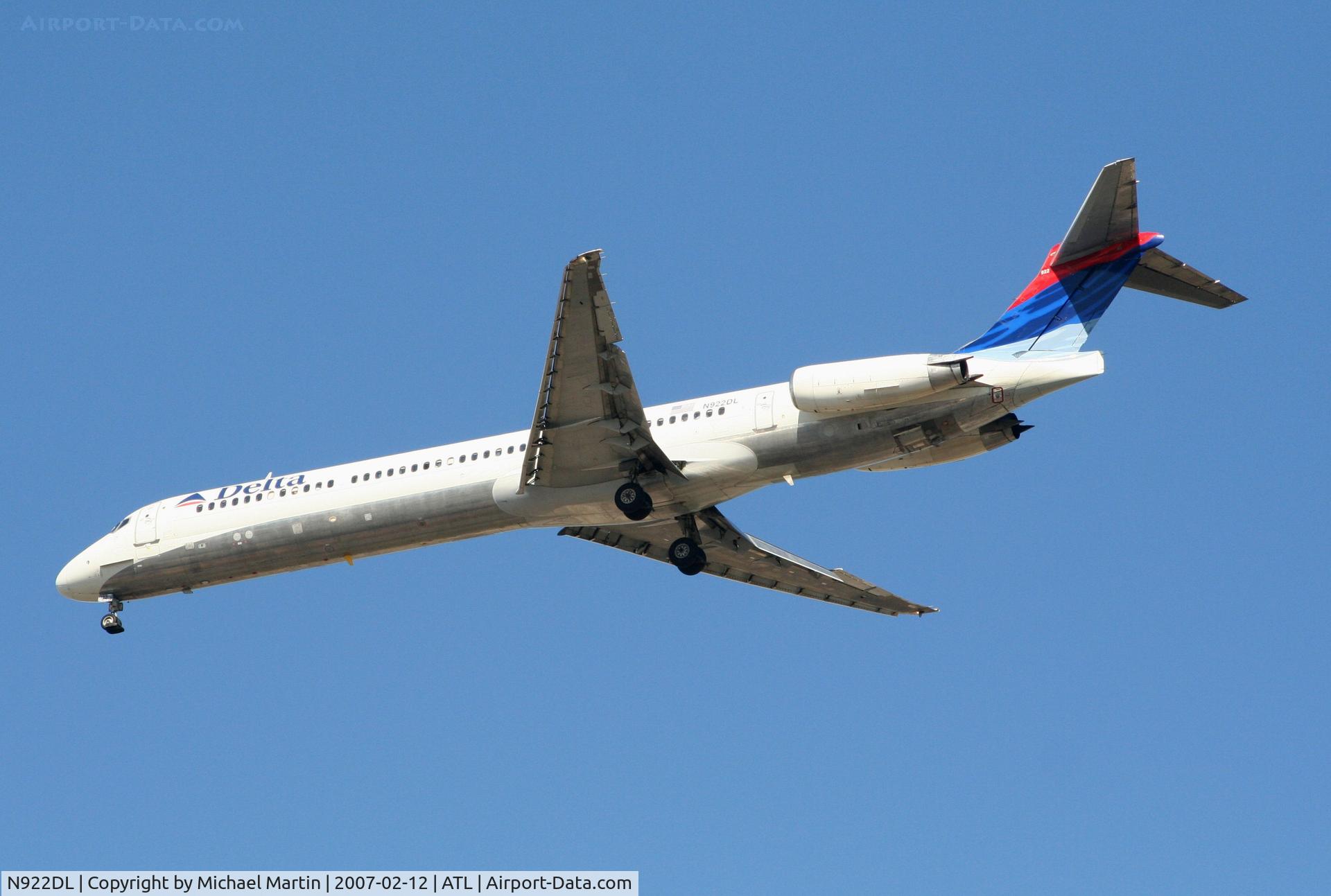 N922DL, 1988 McDonnell Douglas MD-88 C/N 49646, On final for Runway 26L
