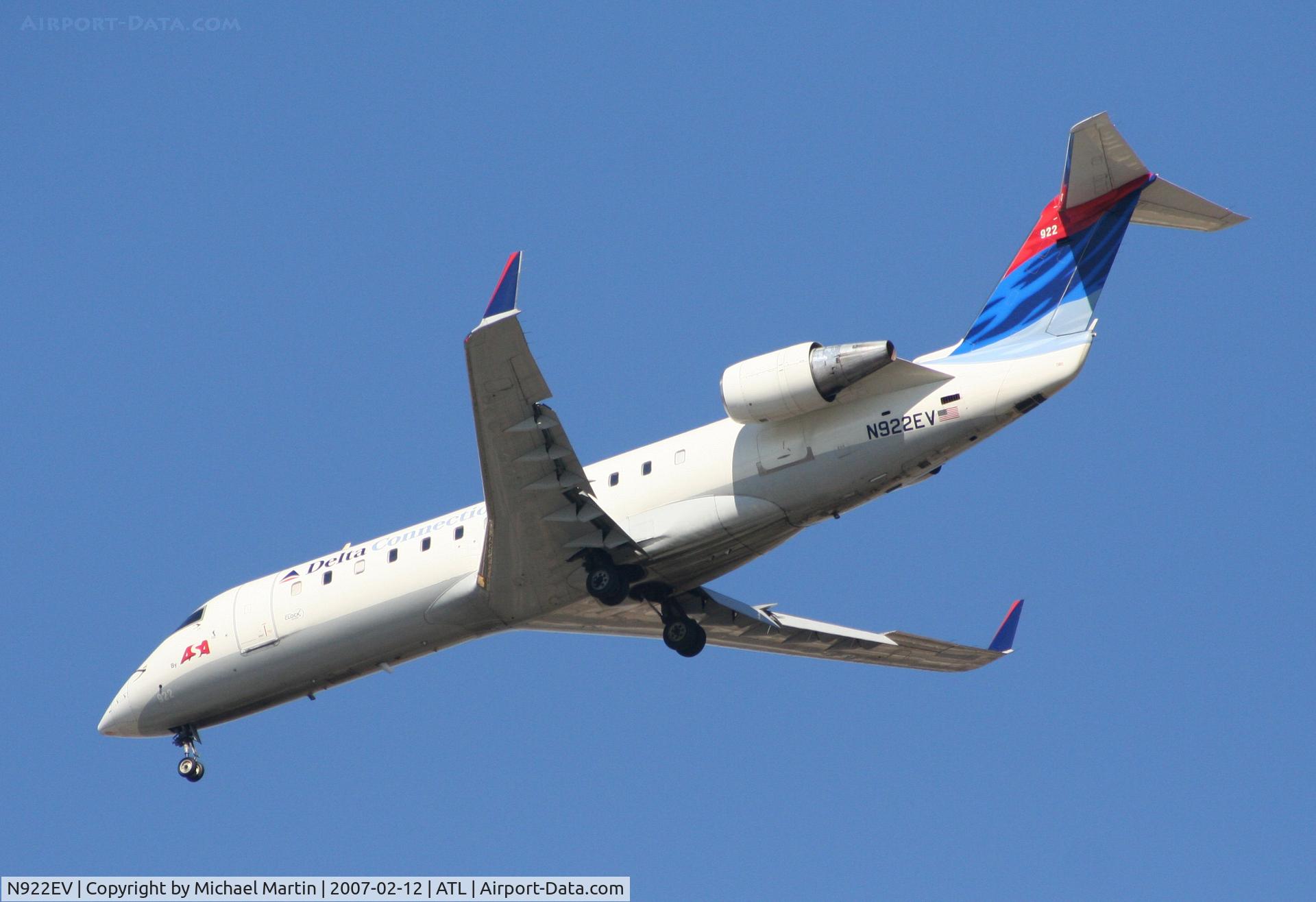 N922EV, 2003 Bombardier CRJ-200ER (CL-600-2B19) C/N 7822, Over the numbers of 26L
