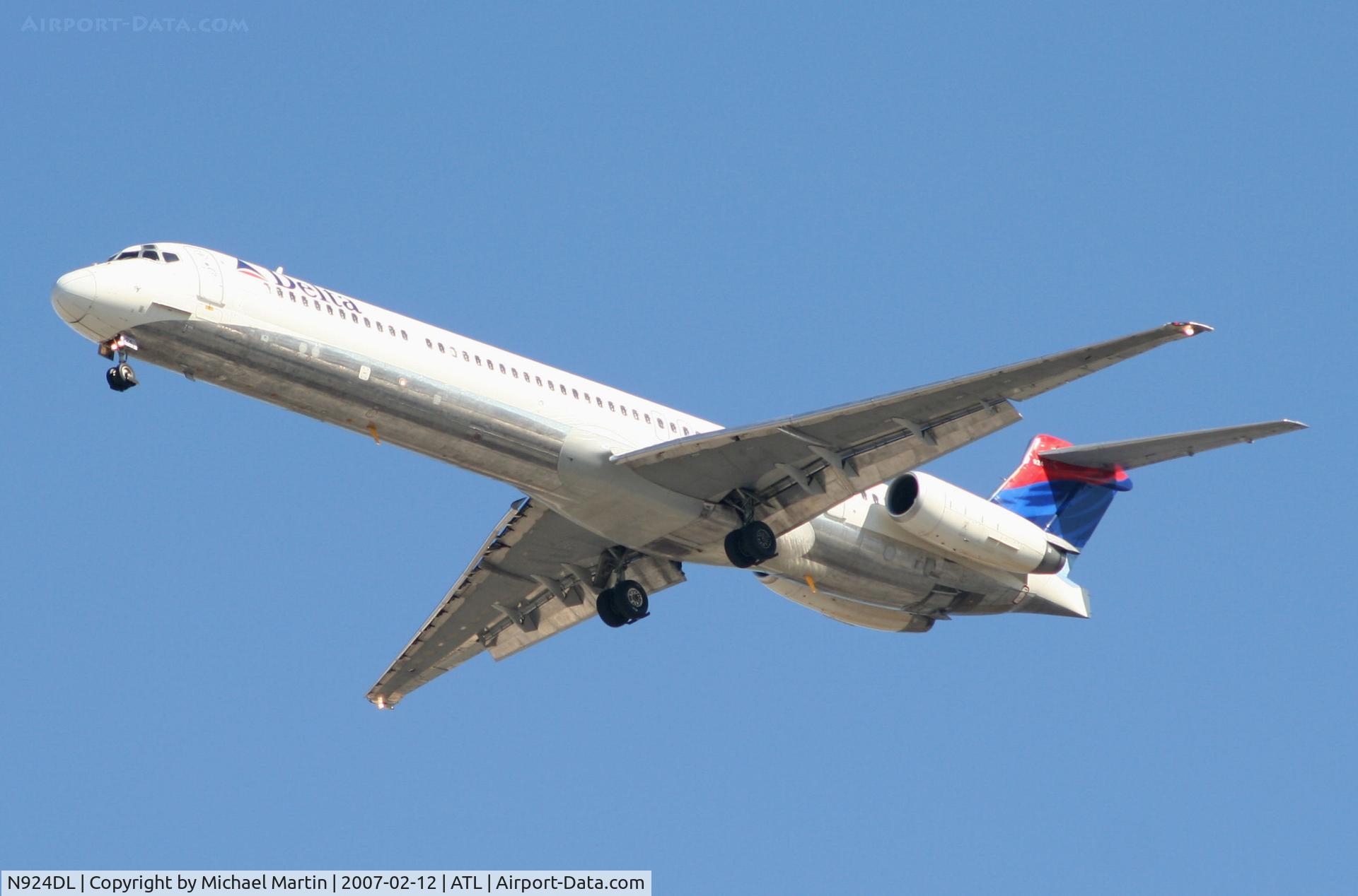 N924DL, 1988 McDonnell Douglas MD-88 C/N 49711, On final for Runway 26L