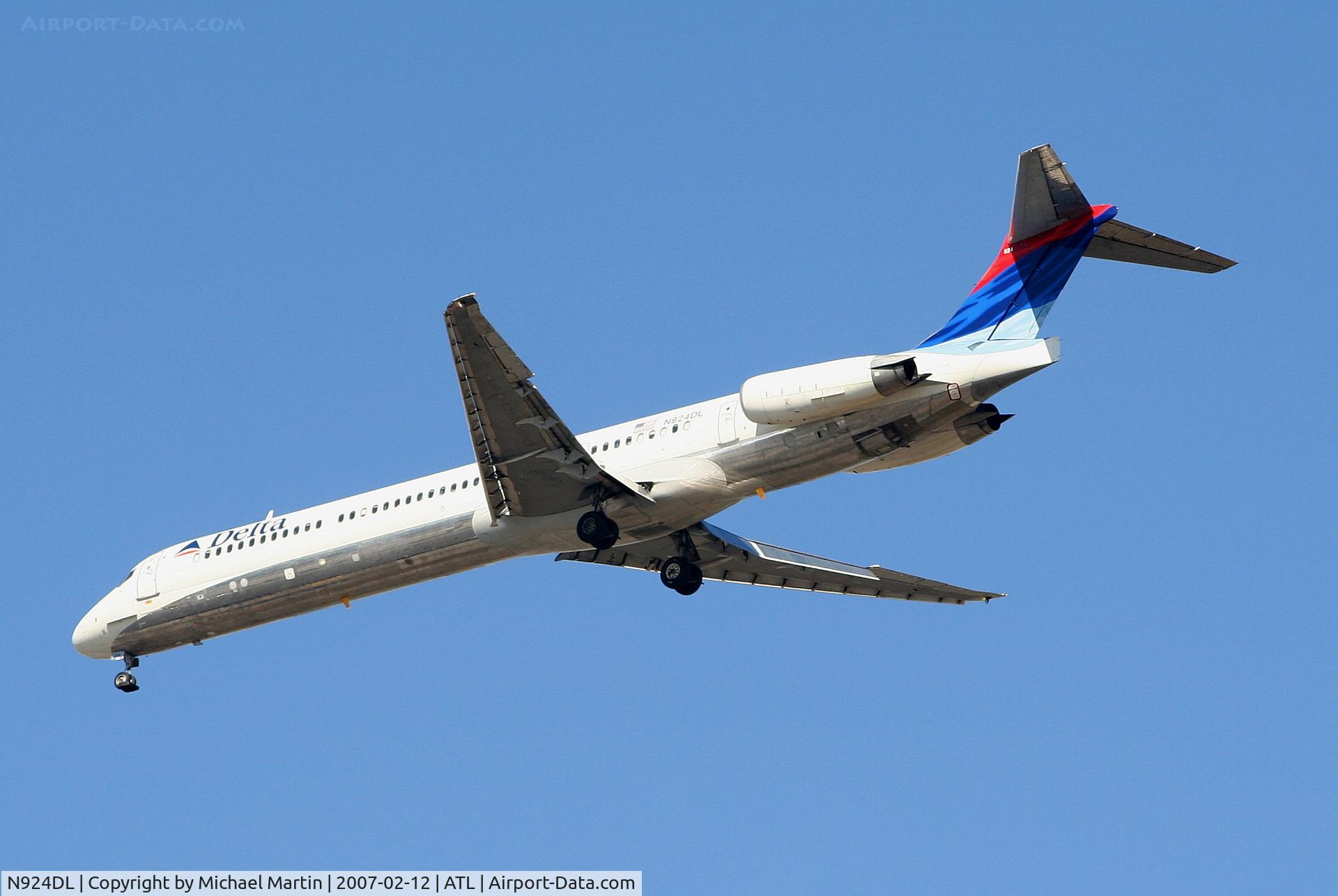 N924DL, 1988 McDonnell Douglas MD-88 C/N 49711, Over the numbers of 26L