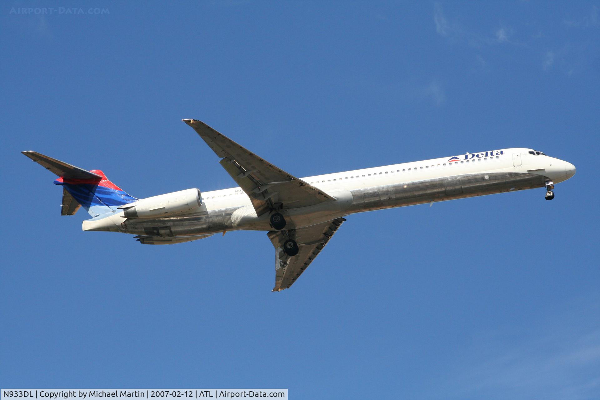 N933DL, 1989 McDonnell Douglas MD-88 C/N 49720, On final for Runway 9R