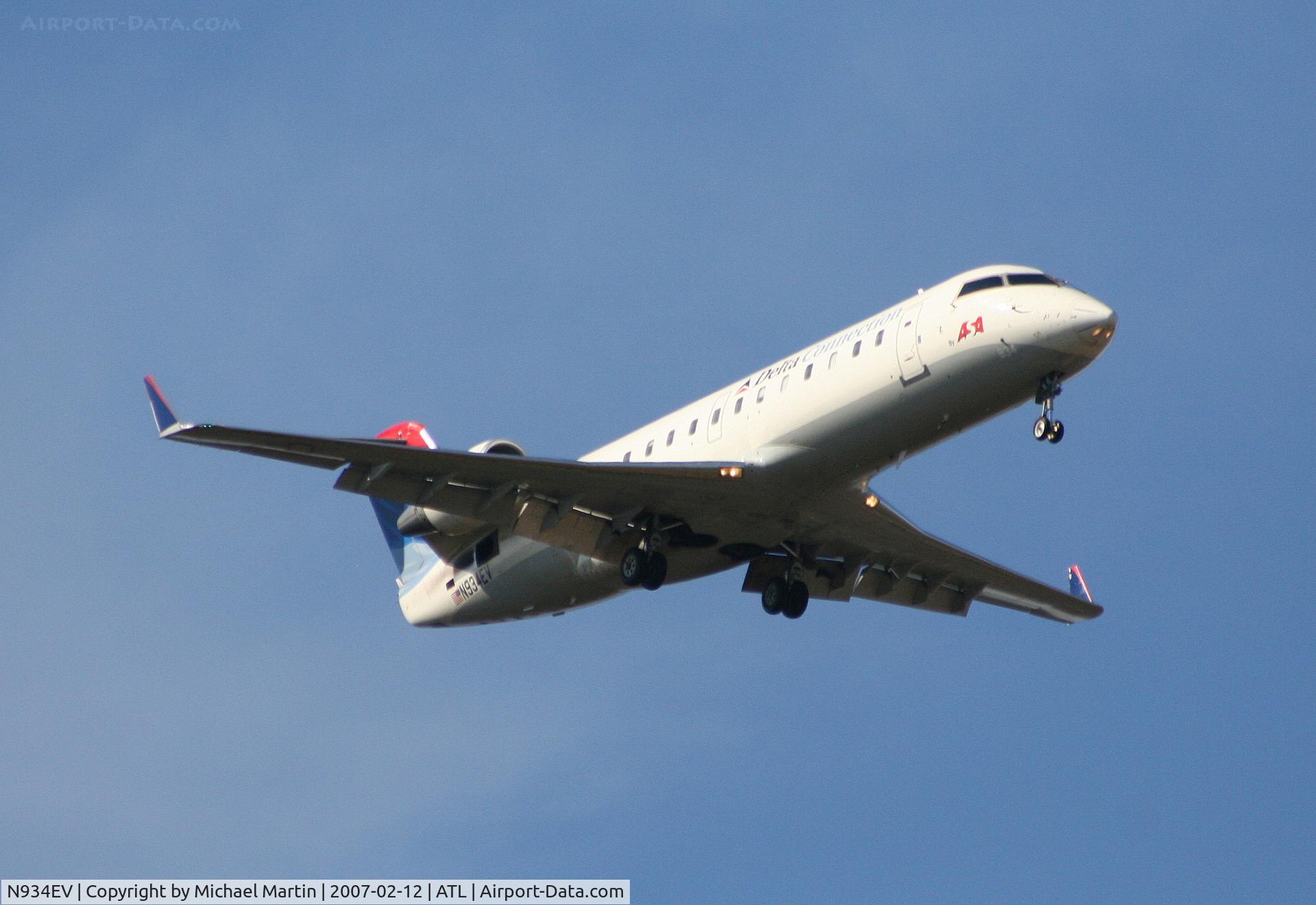 N934EV, 2005 Bombardier CRJ-200 (CL-600-2B19) C/N 8028, On final for Runway 9R