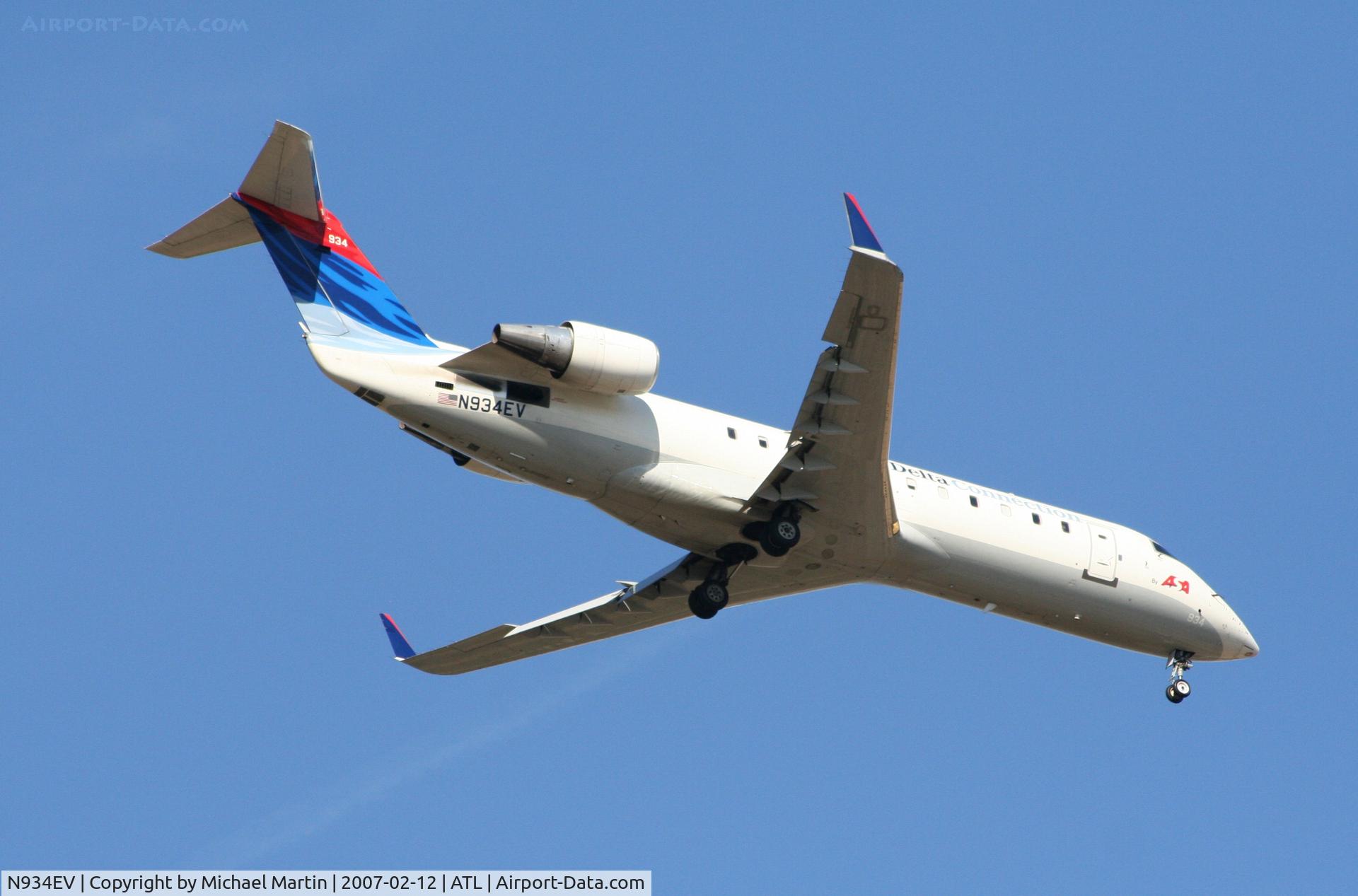 N934EV, 2005 Bombardier CRJ-200 (CL-600-2B19) C/N 8028, Over the numbers of 9R