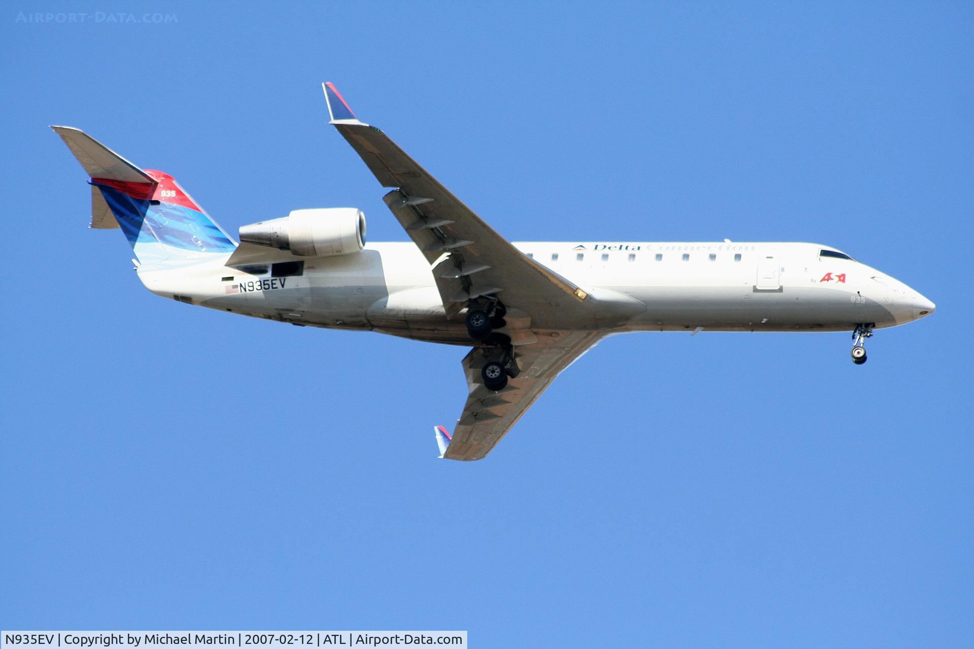 N935EV, 2005 Bombardier CRJ-200ER (CL-600-2B19) C/N 8037, On final for Runway 9R