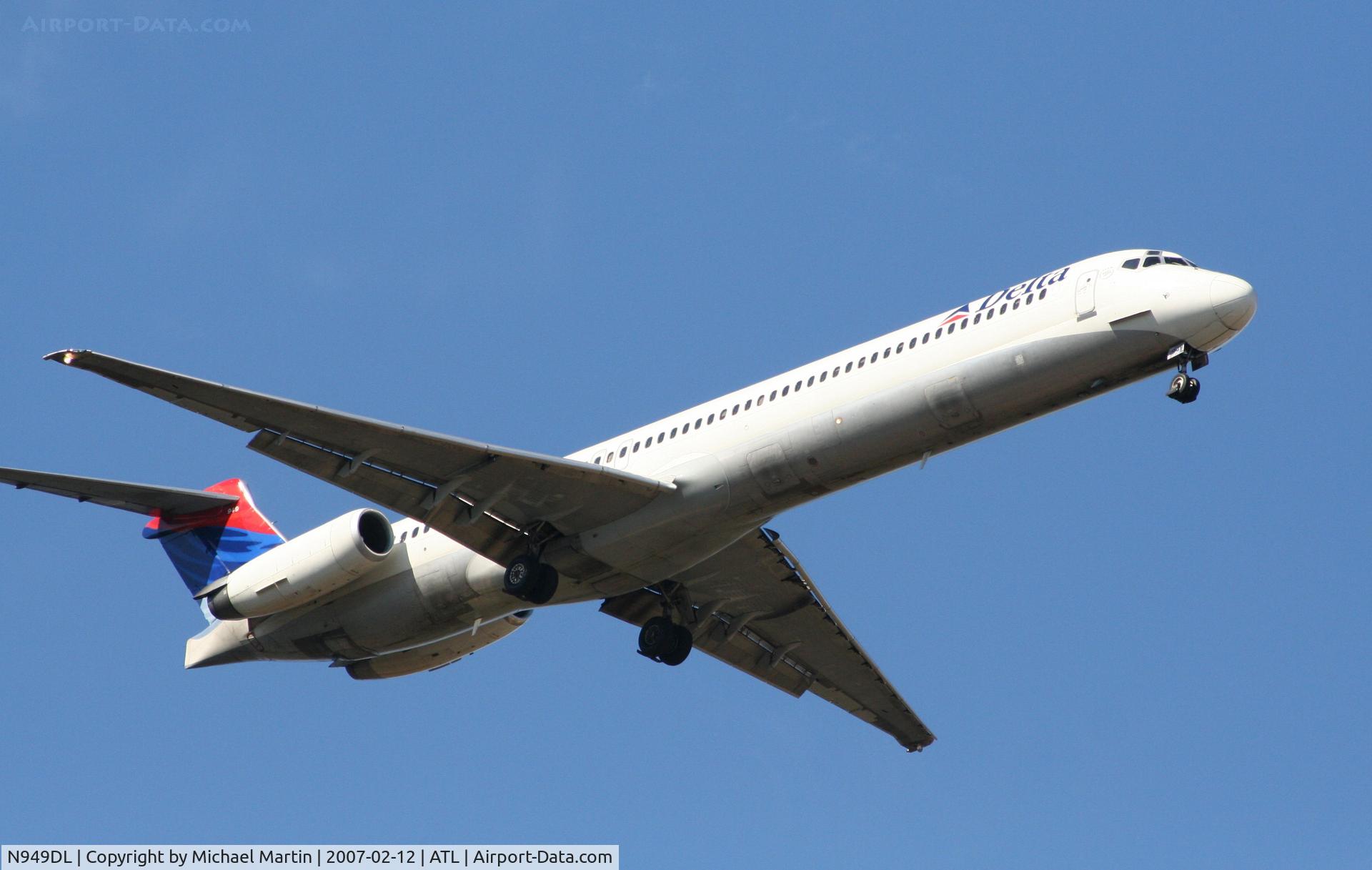 N949DL, 1990 McDonnell Douglas MD-88 C/N 49880, On final for Runway 9R