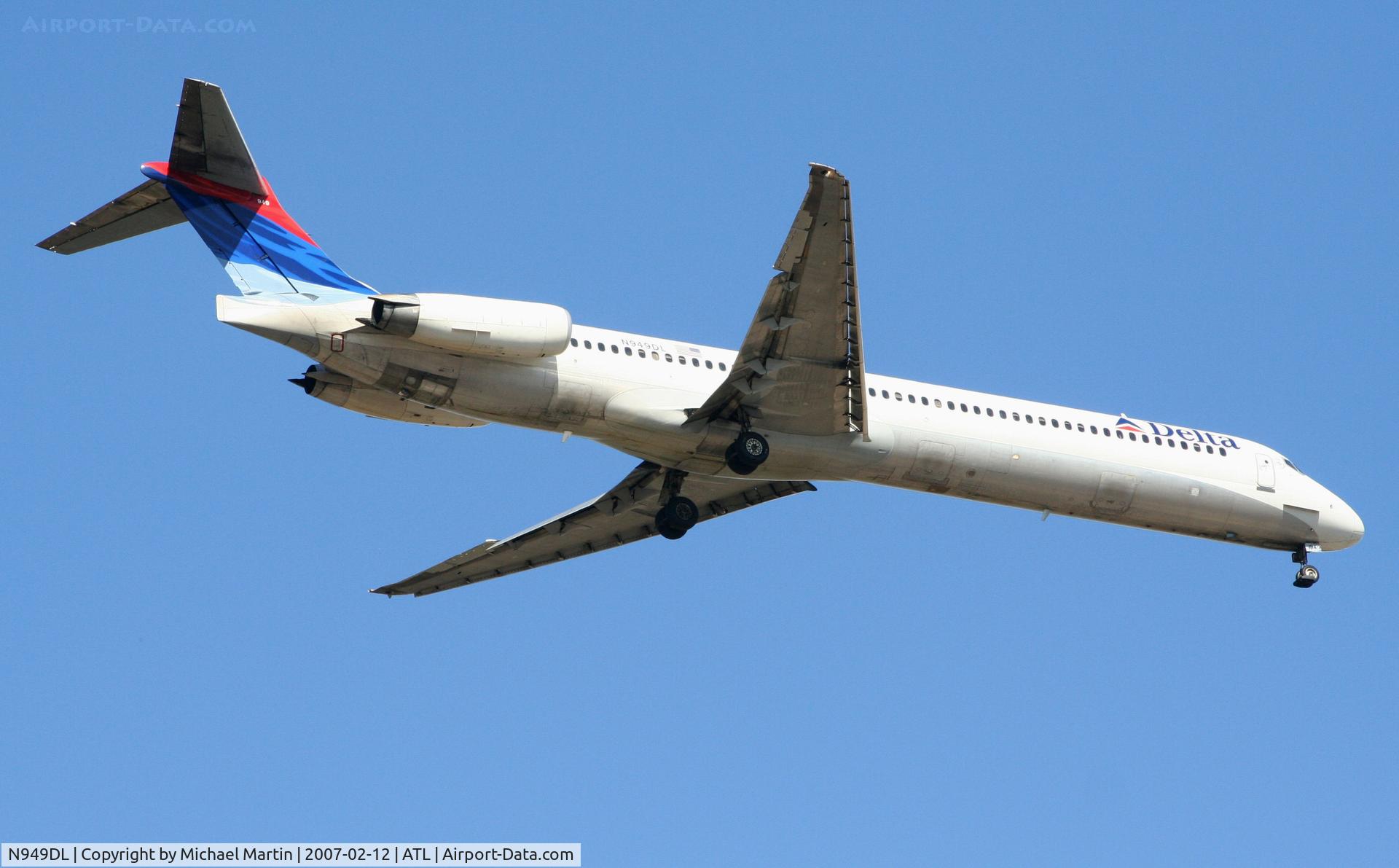N949DL, 1990 McDonnell Douglas MD-88 C/N 49880, Over the numbers of 9R