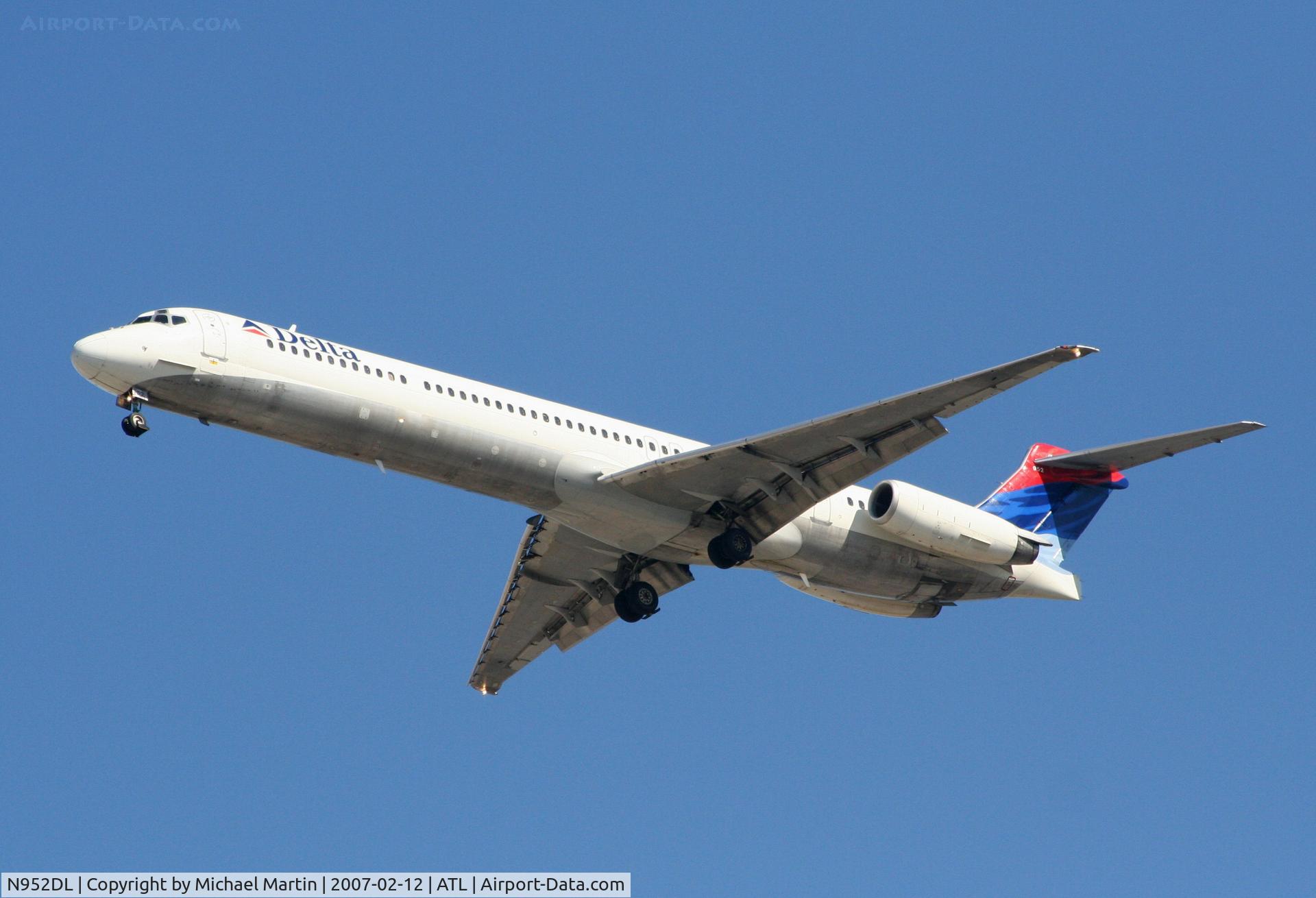 N952DL, 1990 McDonnell Douglas MD-88 C/N 49883, On final for Runway 26L