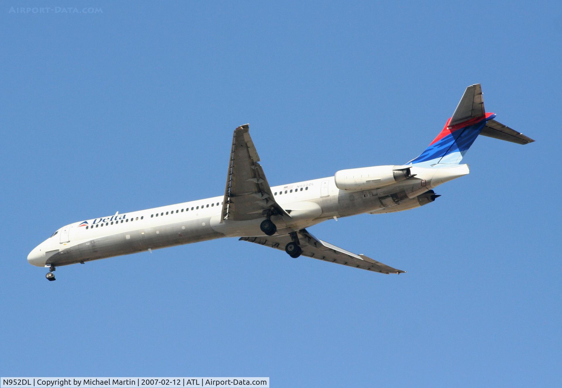 N952DL, 1990 McDonnell Douglas MD-88 C/N 49883, Over the numbers of 26L
