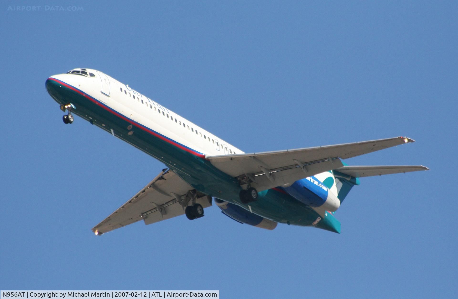 N956AT, 2000 Boeing 717-200 C/N 55018, On final for Runway 26L