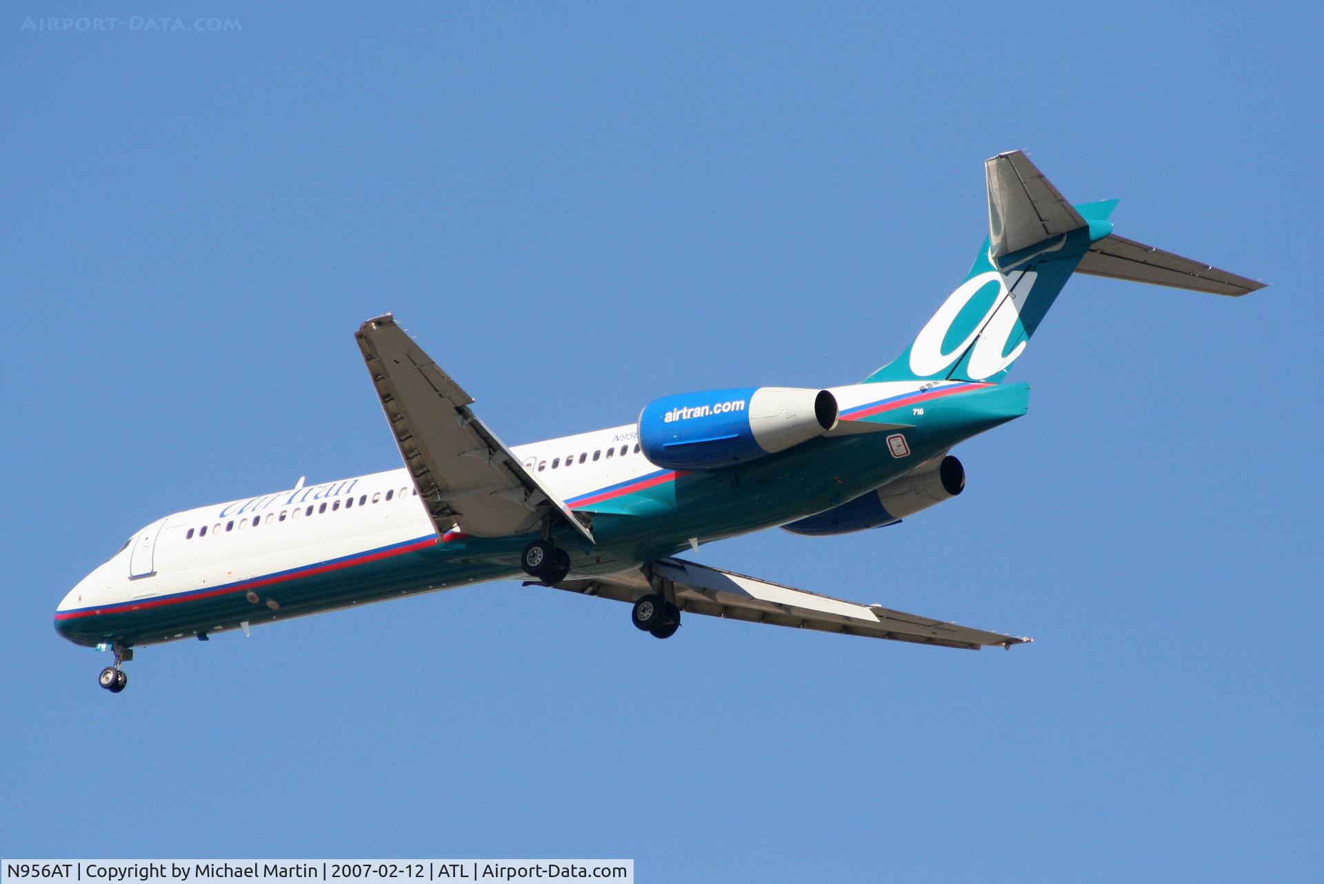N956AT, 2000 Boeing 717-200 C/N 55018, Over the numbers of 26L