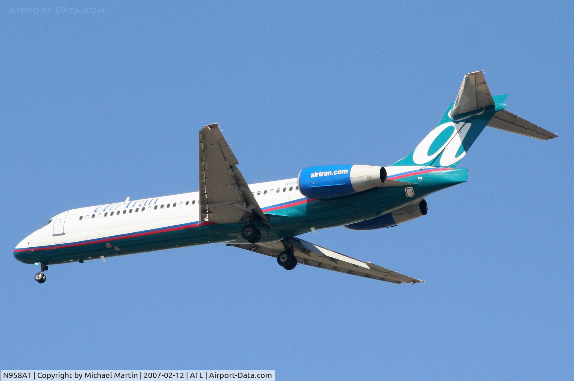 N958AT, 2001 Boeing 717-200 C/N 55020, Over the numbers of 26L