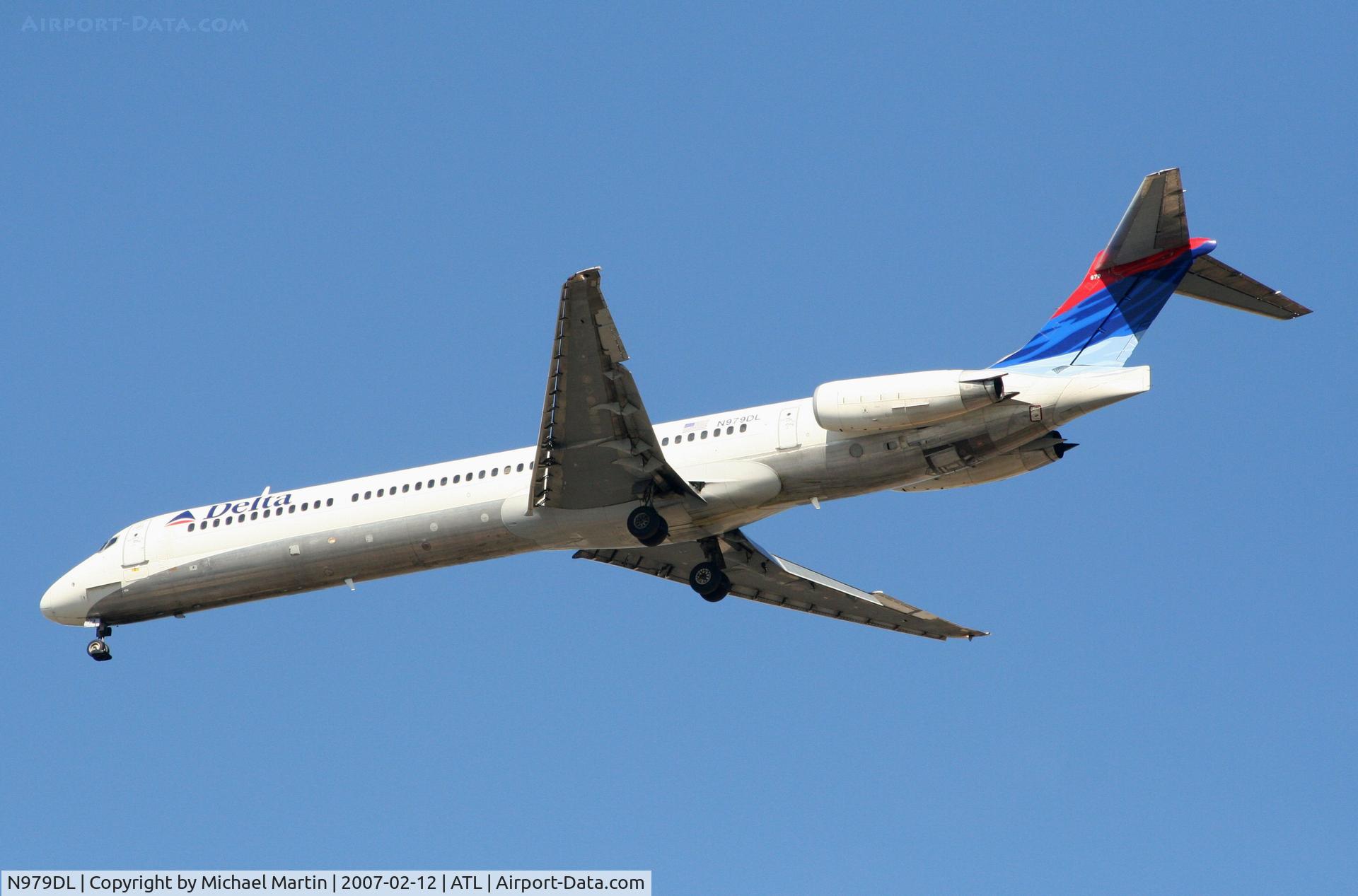 N979DL, 1991 McDonnell Douglas MD-88 C/N 53266, Over the numbers of 26L
