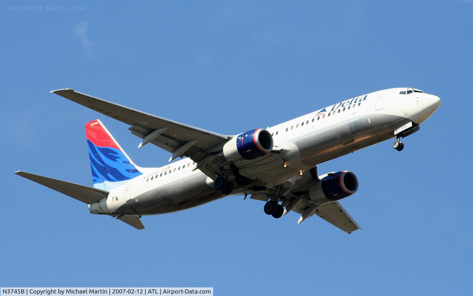 N3745B, 2001 Boeing 737-832 C/N 32373, On final for Runway 9R