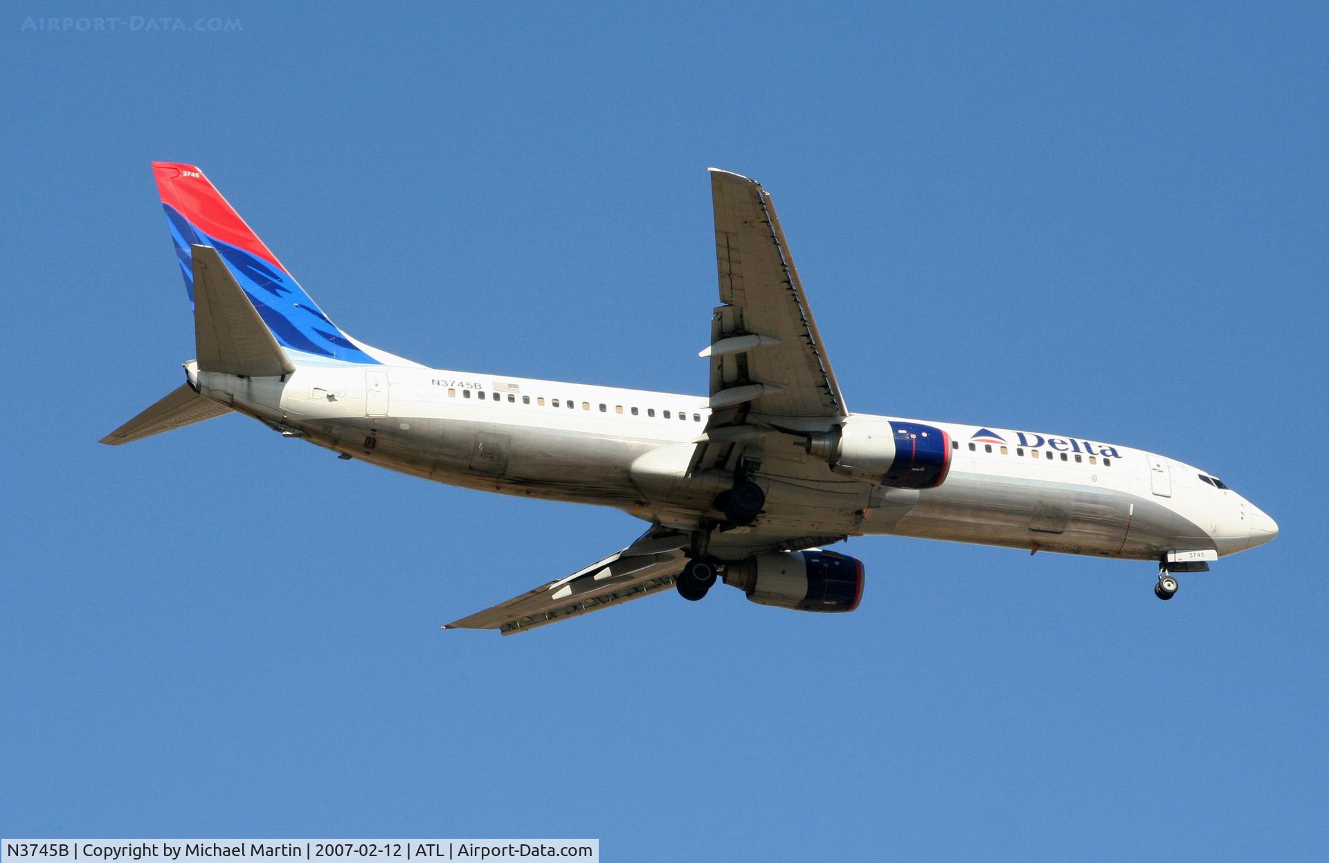 N3745B, 2001 Boeing 737-832 C/N 32373, On final for Runway 9R