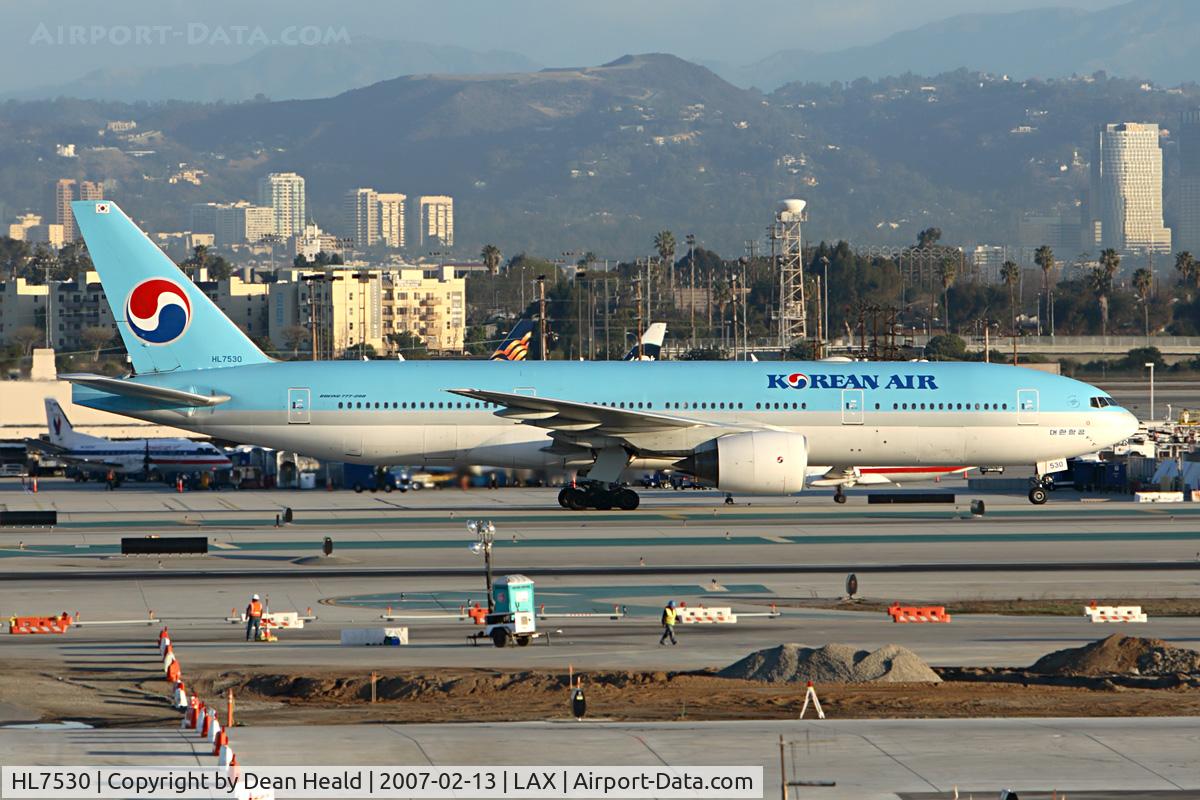 HL7530, 1997 Boeing 777-2B5/ER C/N 27945, Korean Air HL7530 taxiing to the Tom Bradley International Terminal after arrival on the north complex.