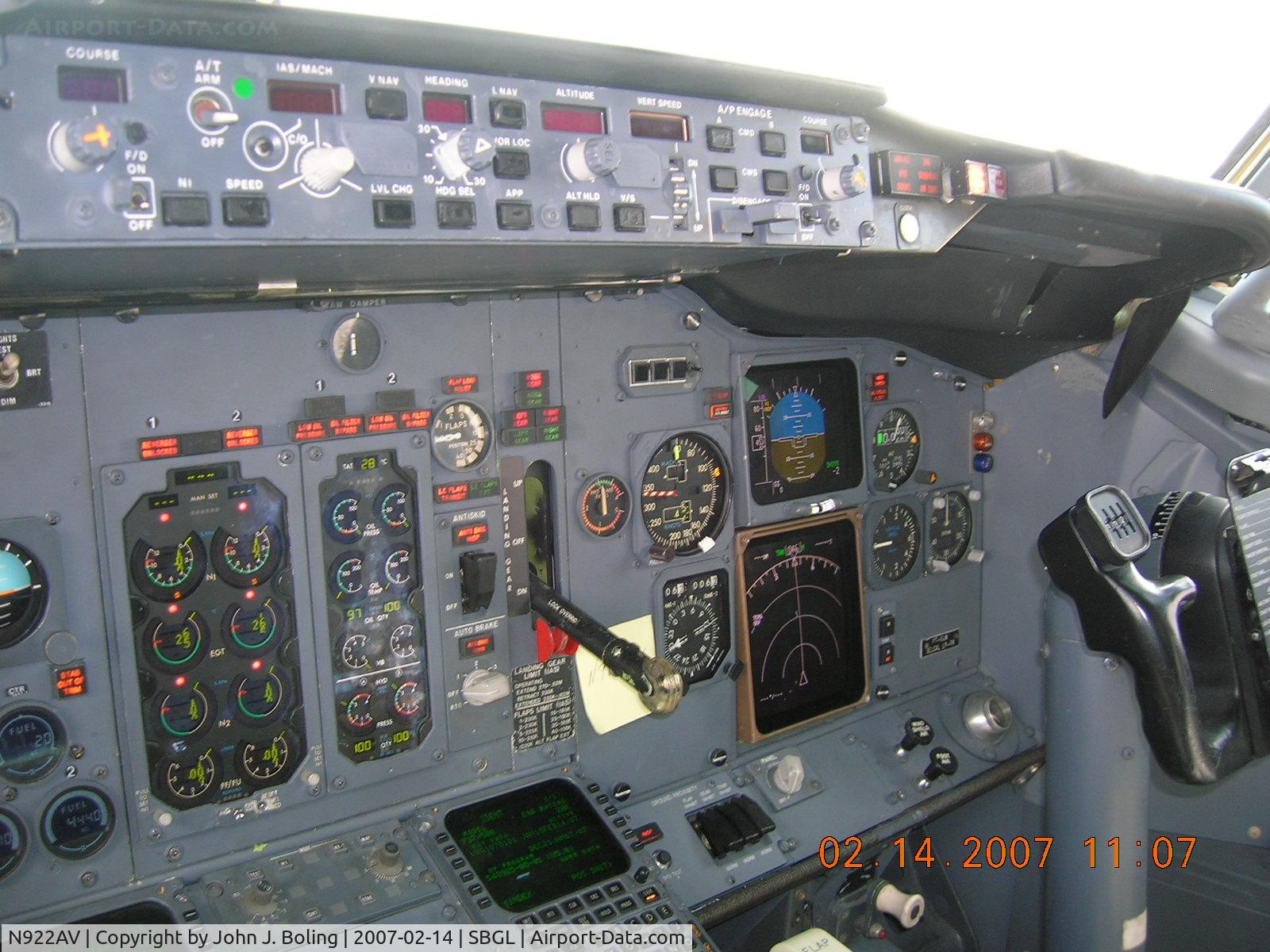 N922AV, 1990 Boeing 737-53A C/N 24922, First Officers panel
