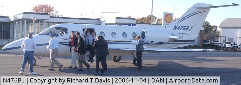 N476BJ, 1998 Raytheon Aircraft Company 400A C/N RK-176, 1998 Raytheon 400A bringing Virginia Senator George Allen and party to the airport for a political rally.