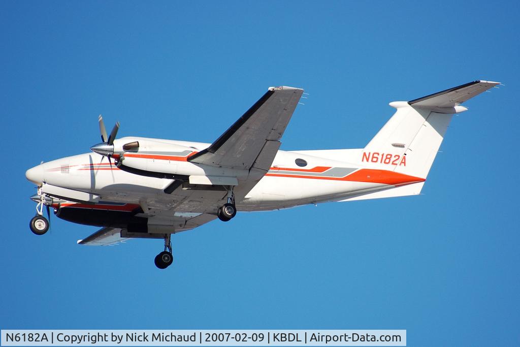 N6182A, 1994 Beech B200 King Air C/N BB-1484, Final to 33
