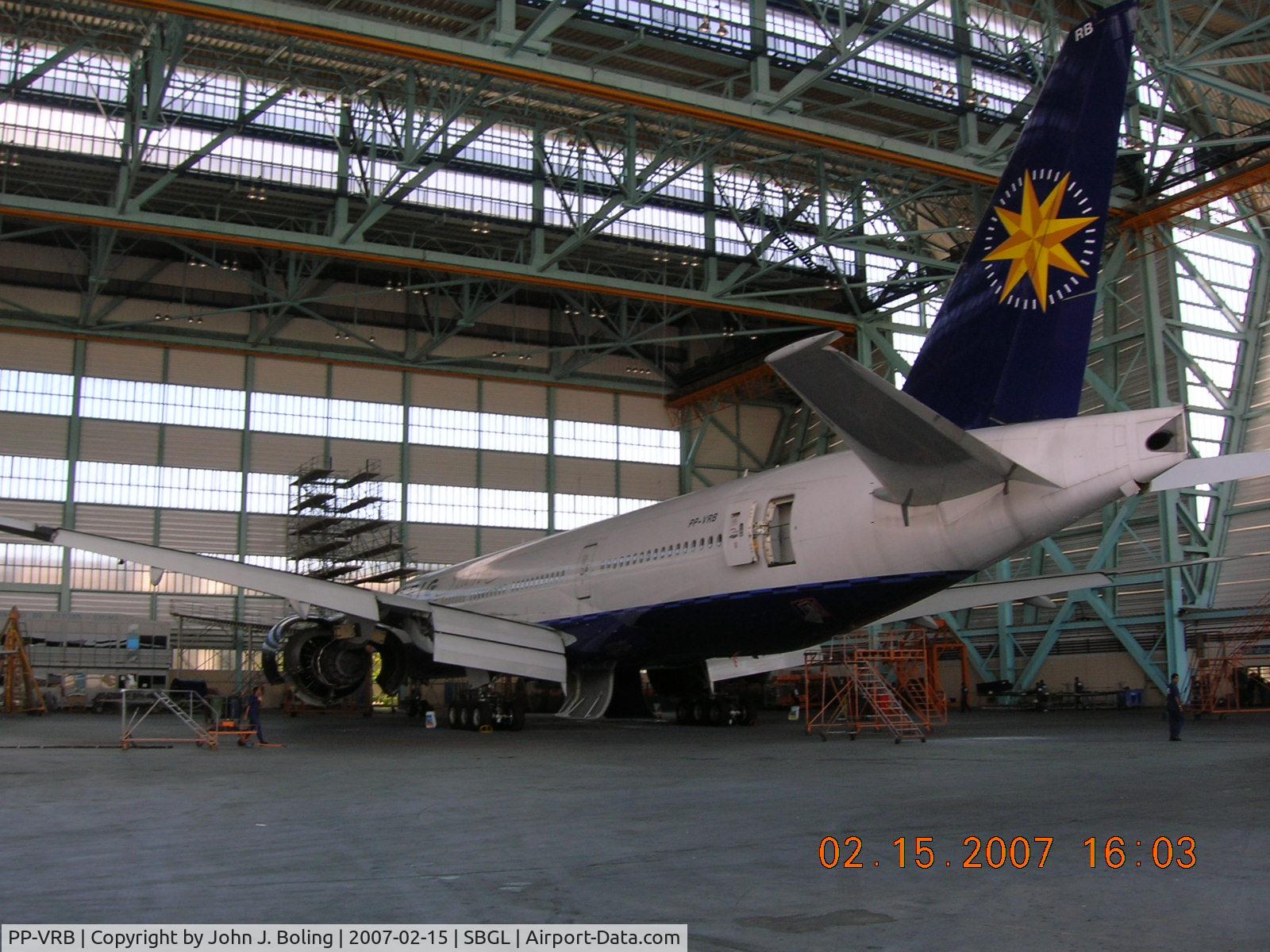 PP-VRB, 2001 Boeing 777-2Q8/ER C/N 28692, Boeing 777-200 in VEM hangar, Rio de Janeiro