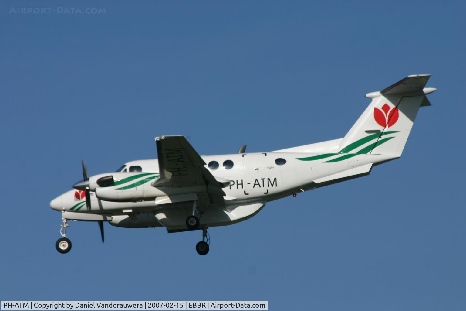 PH-ATM, 1976 Beech 200 Super King Air Catpass C/N BB-123, descending to rwy 25L