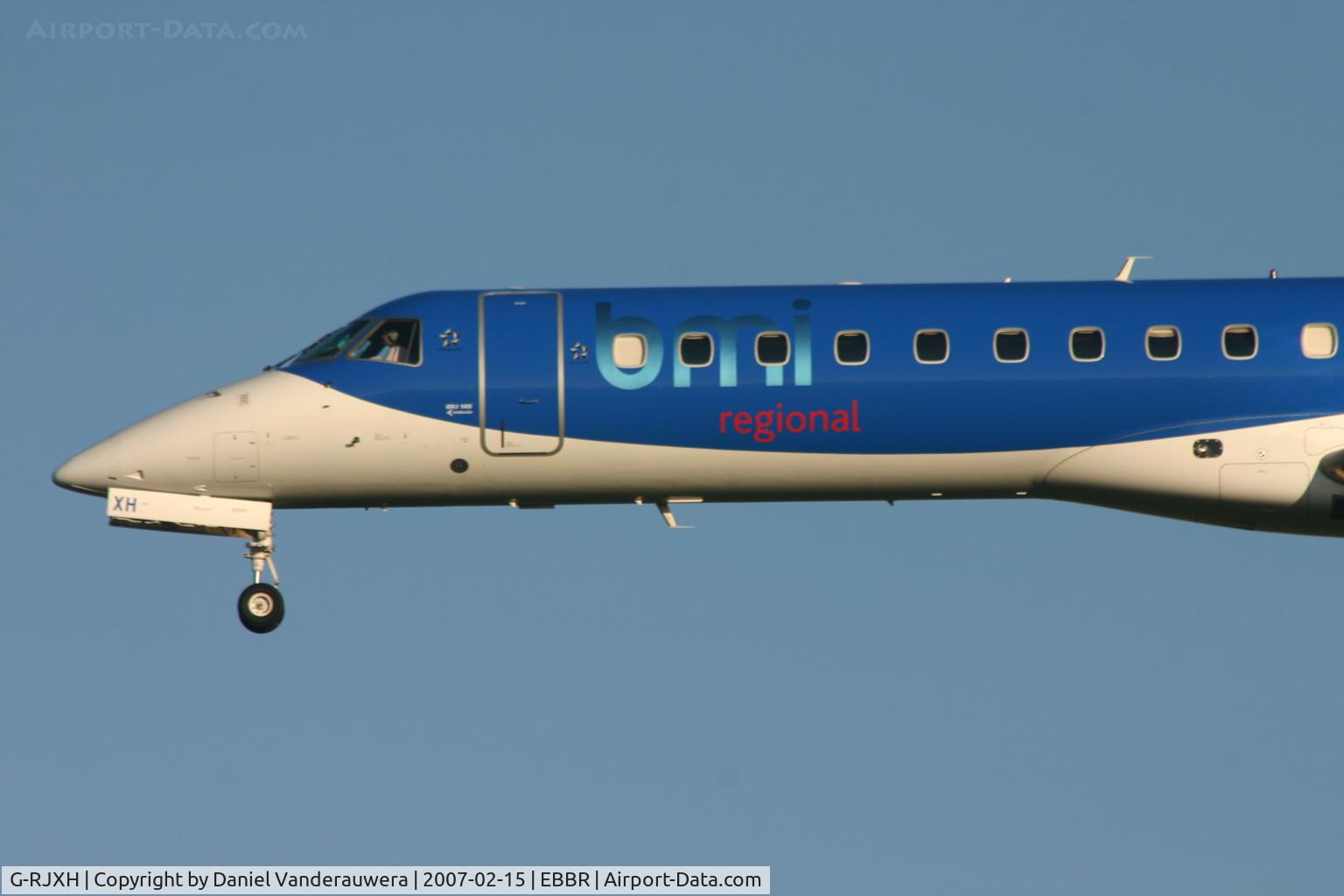 G-RJXH, 2001 Embraer EMB-145EP (ERJ-145EP) C/N 145442, flight BD233 is descending to rwy 25L