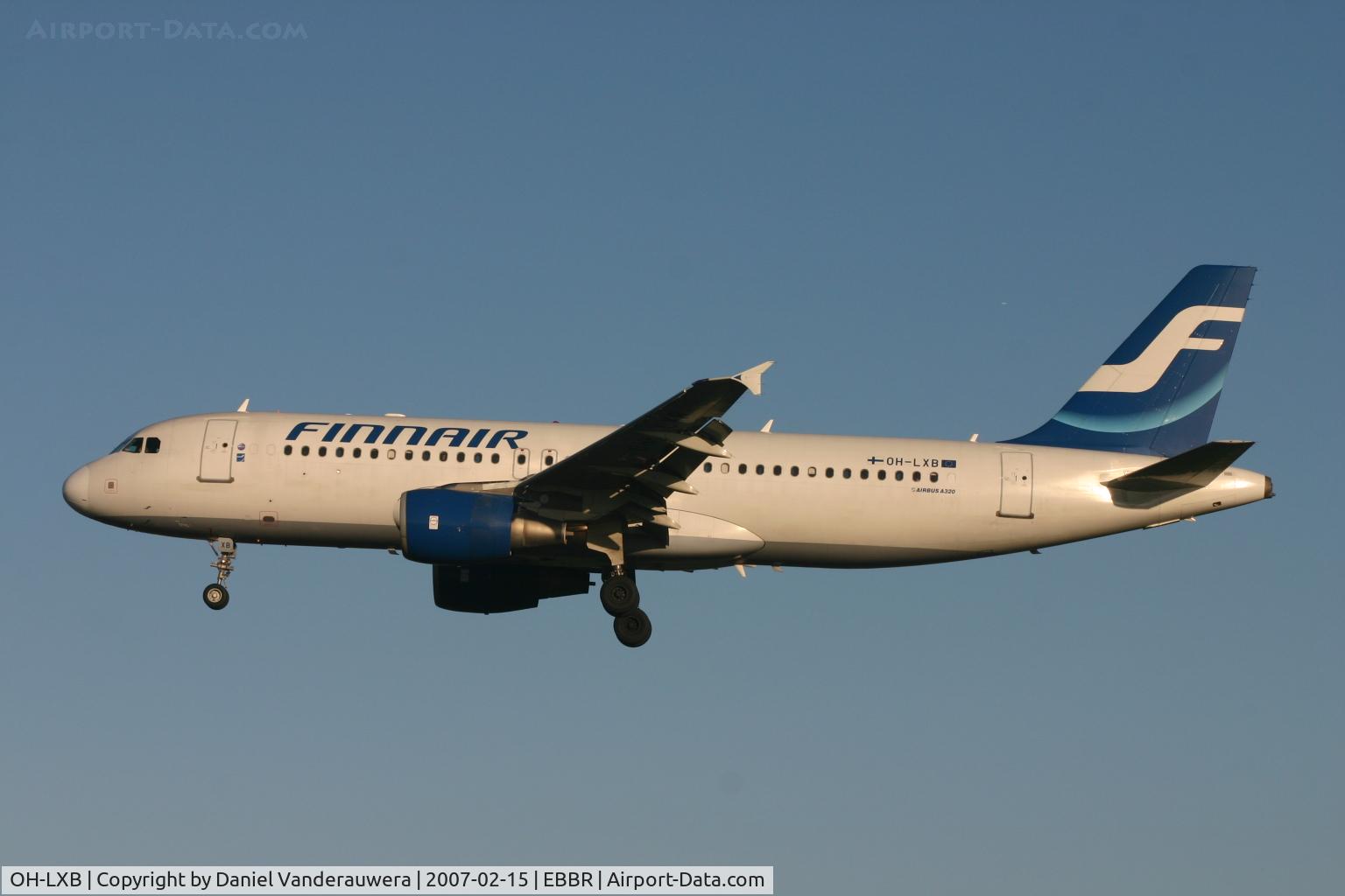 OH-LXB, 2001 Airbus A320-214 C/N 1470, arrival of flight AY811 - rwy 25L