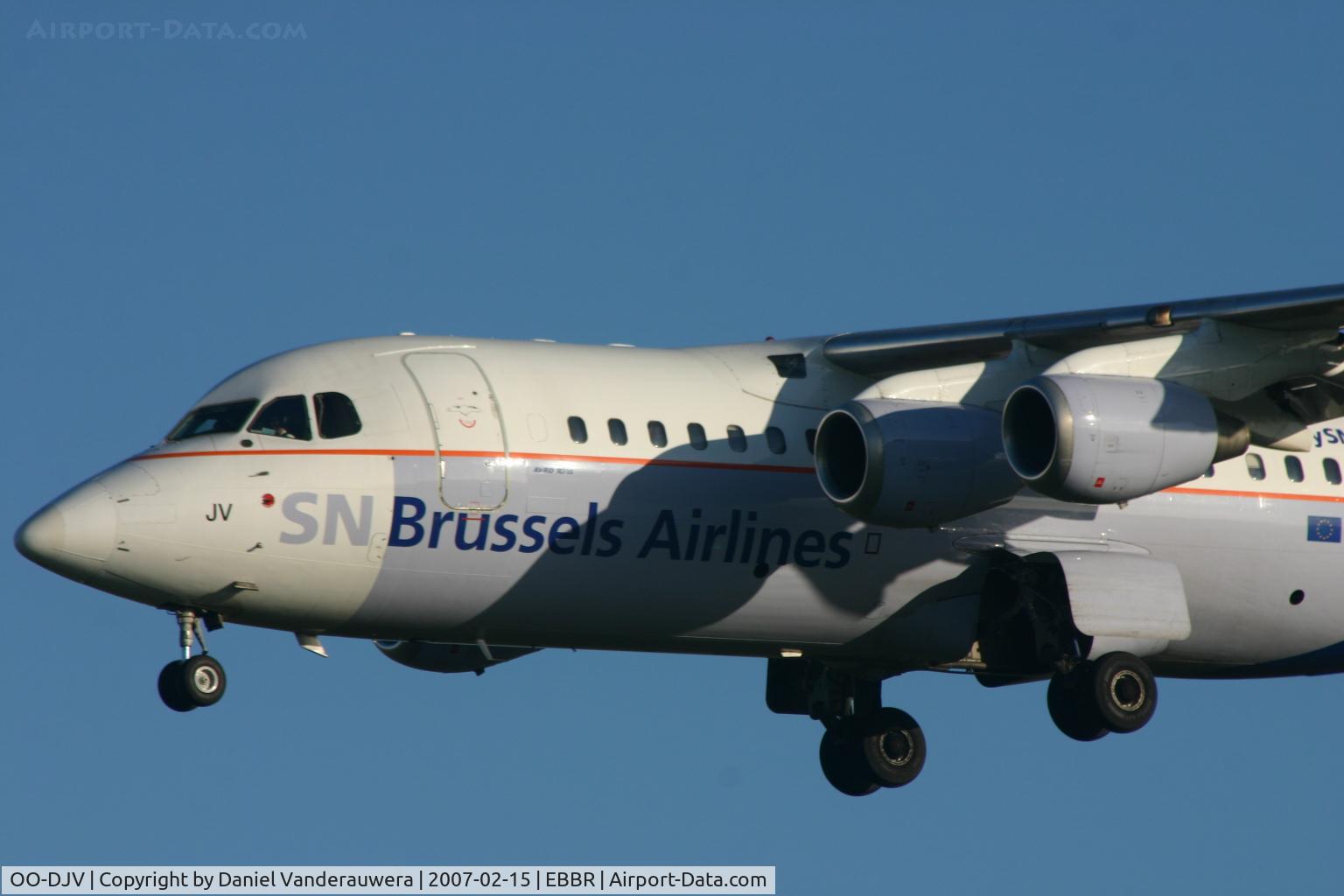 OO-DJV, 1996 British Aerospace Avro 146-RJ85 C/N E.2295, descending to rwy 25L